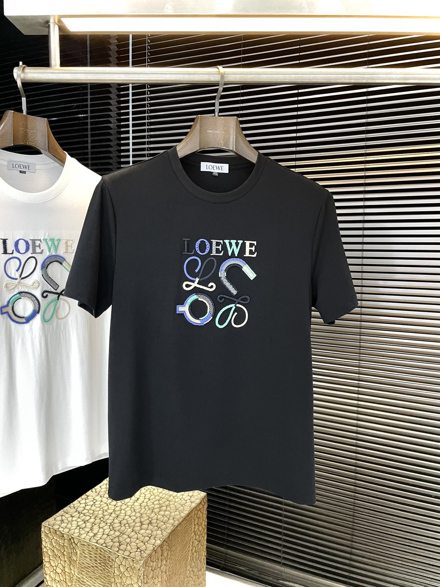 NO:773446,P Loewe - (Luo Yiwei) VIP advanced customization 2026 spring and summer new short-sleeved T-shirt is a new product in the summer men's wear series. It is decorated with classic printing and is carefully made of mercerized jersey fabric. It is decorated with embroidery design throughout. It can be matched with various jeans to add a casual style. Highly recommended!  Size M-3XL,,loewe,loewe,jeans,T-shirt,tees,t-shirt,19860909P  Loewe-（罗意威）VIP高级定制 2026春夏季新款短袖 这款T恤是夏季男装系列新品,饰以经典的印花采用丝光平纹针织面料精心制作,通体饰以刺绣设计 可搭配各种牛仔裤,增添休闲风范.强烈推荐！码数 M-3XL,,loewe,loewe,jeans,T-shirt,tees，t-shirt,,Men's clothing