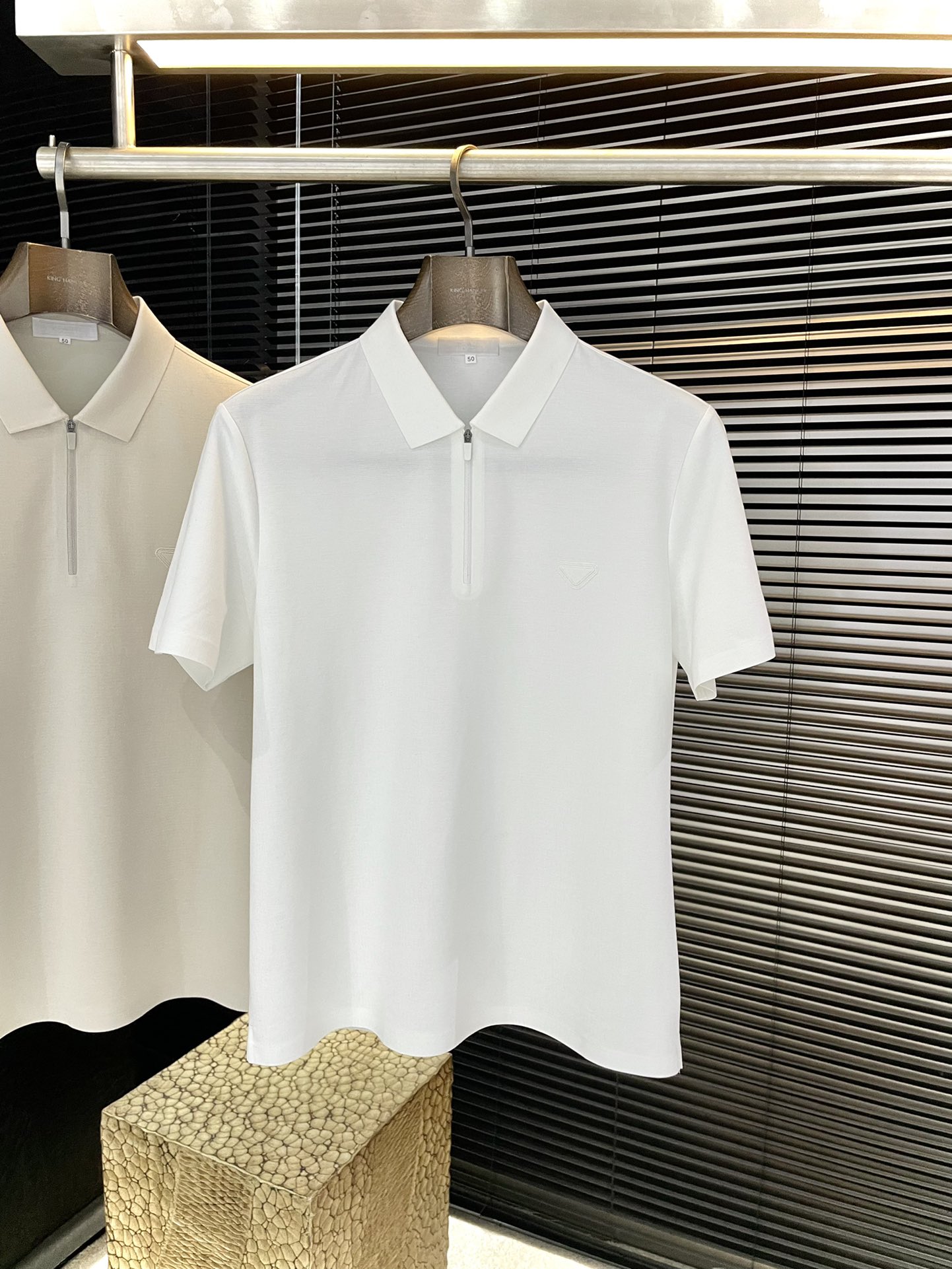 NO:773449,P PRAD - (Pula) 2026 spring and summer latest Polo short-sleeved. This Polo shirt is made of high-end cotton. It is a timeless design item suitable for all seasons. Classic style, decorated with a classic triangle logo on the chest, original 1:1 development, complete with three logos, business casual, high-end for both outer wear and inner wear, highly recommended!  Size M-3XL,,prada,prada,T-shirt,19860909P  PRAD-（普拉）2026年春夏最新款Polo短袖,这款Polo衫采用高端棉制成,是适合各种季节的隽永设计单品.经典款式,胸前饰有经典三角标标识,原版1:1开发,三标齐全,商务休闲,外穿内搭都高档次,强烈推荐！码数M-3XL,,prada,prada,T-shirt,,Men's clothing