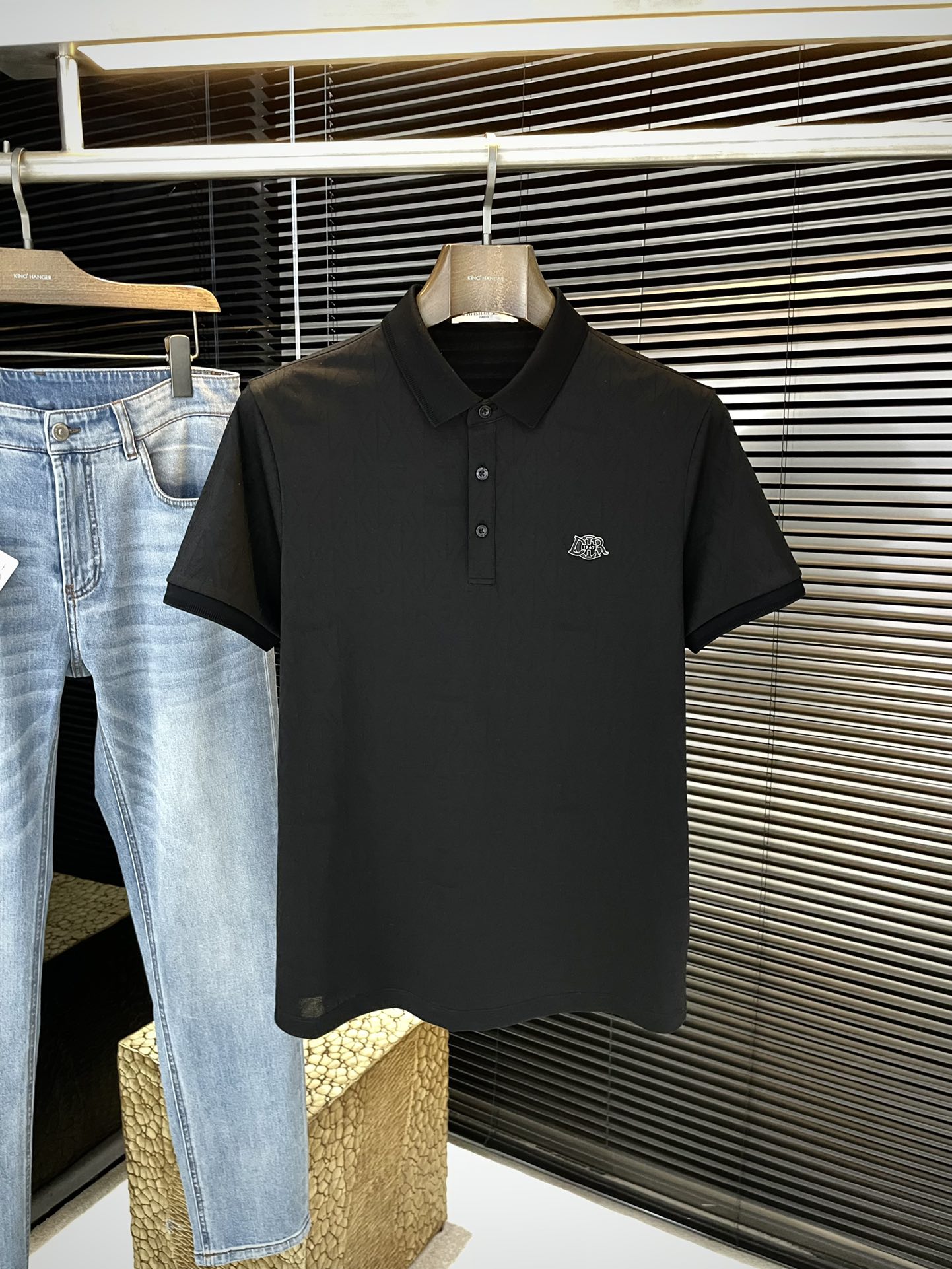 NO:773450,P Versac-(Versac) 2026 spring and summer latest Polo short-sleeved style. This Polo shirt is made of high-end cotton pique fabric. It is a timeless design item suitable for various seasons. Classic style, decorated with classic logo embroidery on the chest, business casual, high-end for outer wear and inner wear, highly recommended!  Size M-3XL,,versace,versace,T-shirt,19860909P  Versac-（范思）2026年春夏最新款Polo短袖,这款Polo衫采用高端棉质珠地面料制成,是适合各种季节的隽永设计单品.经典款式,胸前饰有经典logo刺绣标识,商务休闲,外穿内搭都高档次,强烈推荐！码数M-3XL,,versace,versace,T-shirt,,Men's clothing
