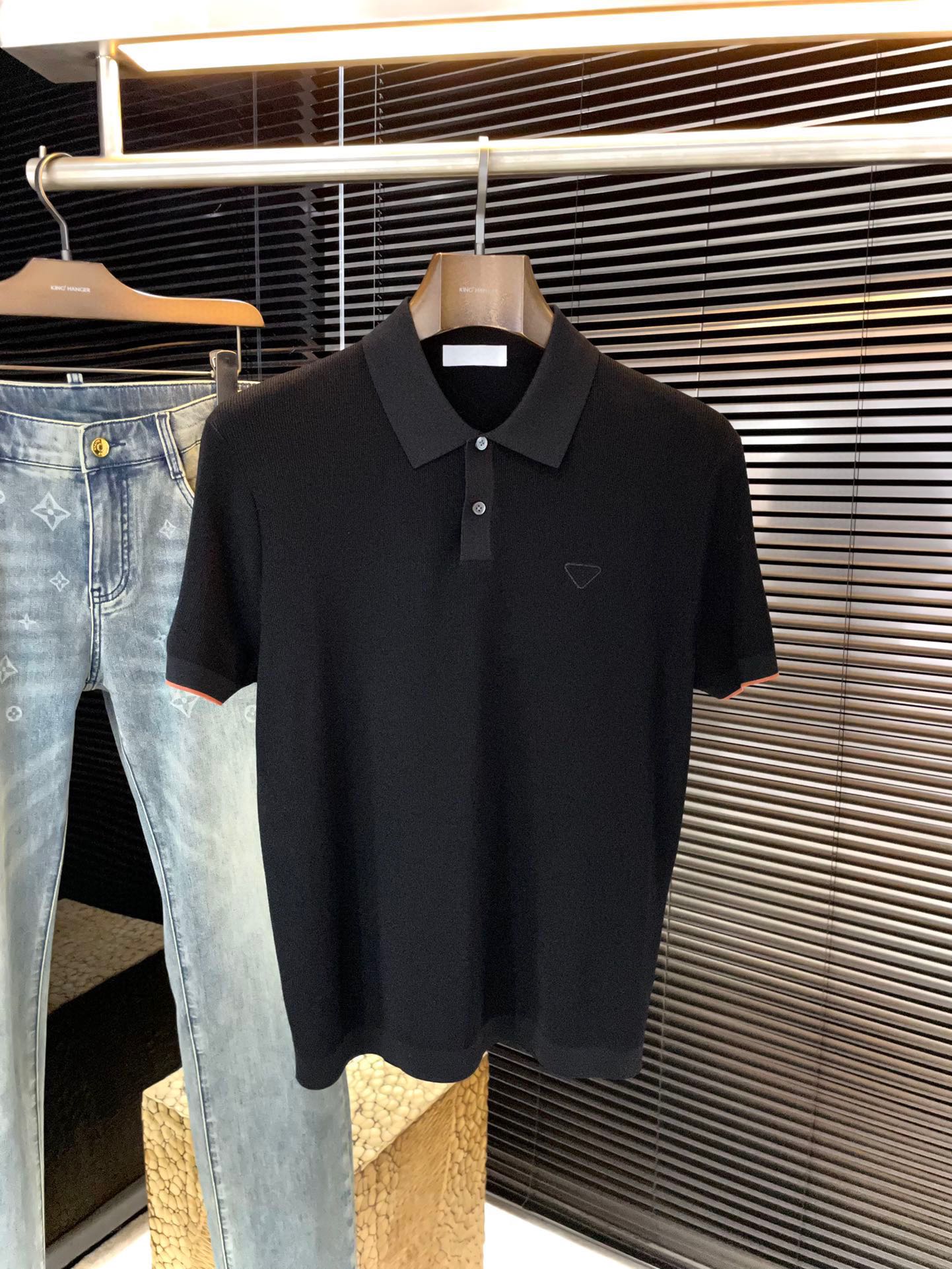 NO:773451,P PRAD - (Pula) 2026 spring and summer latest POLO short sleeves, using the latest Yilite fabric, soft to the touch, soft and comfortable ingredients, classic design style, special customization, simple cutting and splicing, reflecting the workers' extraordinary craftsmanship, full of high-end fashion!  The version is quite casual and versatile. Sizes M-3XL, prada, prada, T-shirt,19860909P  PRAD-（普拉）2026春夏最新款POLO短袖,采用最新伊力特面料 手感柔软、成分柔软舒适 经典设计风格 特殊定制 简单的裁剪方式拼接,体现出工人不凡的工艺,高端时尚感十足！版型相当赞休闲百搭款.尺码 M-3XL,,prada,prada,T-shirt,,Men's clothing
