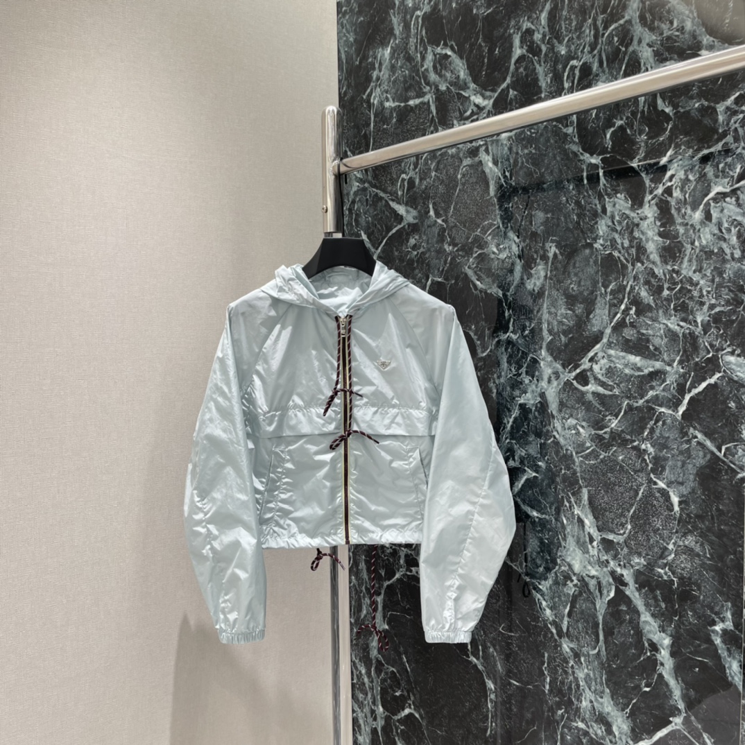 NO:783608,The highest version on the market, the girl inspects the goods, trims the three marks on the threads, and delivers the goods. You can post pictures and take videos. If you want quality and service, please add me on WeChat. We will not accept urgent orders. PD 26 new spring and summer hooded thin jacket. Lightweight and breathable. Super comfortable to wear in spring and summer! The burgundy drawstring design is super recognizable. The zipper + hood is practical and fashionable. The short version makes you taller and slimmer ~ for daily outings and commuting.  It can be easily worn outdoors and is a must-have and versatile item for the spring and summer wardrobe! One color SML, Prada-clothing, prada, jackets & coats, hats,19860909市面最高版本小妹验货、修剪线头上三标、发货可发图及拍视频,要品质要服务的加我微信,不接急单. PD 26春夏新款 连帽薄款外套 轻薄透气 春夏穿超舒服!酒红抽绳设计超有辨识度 拉链+连帽实用又时髦短款版型显高显瘦~日常出街 通勤 户外都能轻松驾驭是春夏衣橱必备百搭单品!一个色SML,普拉达-服装,prada,jackets & coats,hats,,Women's clothing