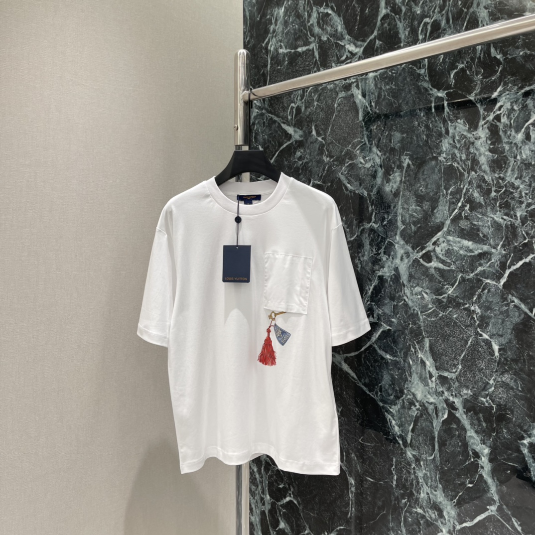 NO:783596,The highest version on the market, the girl inspects the goods, trims the three marks on the threads, and delivers the goods. You can post pictures and take videos. If you want quality and service, add me on WeChat. We will not accept urgent orders. Louis 26 spring and summer new style printed short-sleeved T. Simple chest pocket + red tassel hanging print. Perfect brand recognition. Loose fit. It can be easily used for daily leisure or travel. It goes well with jeans and shorts. One color SML, Louis Vuitton-clothing, louis  vuitton,shorts,jeans,T-shirt,19860909市面最高版本小妹验货、修剪线头上三标、发货可发图及拍视频,要品质要服务的加我微信,不接急单. 路易 26春夏新款 印花短袖T 胸前简约口袋+红色流苏挂饰印花 品牌辨识度满分 宽松版型 日常休闲或旅行都能轻松驾驭,搭配牛仔裤,短裤都很OK.一个色SML,路易威登-服装,louis vuitton,shorts,jeans,T-shirt,,Women's clothing