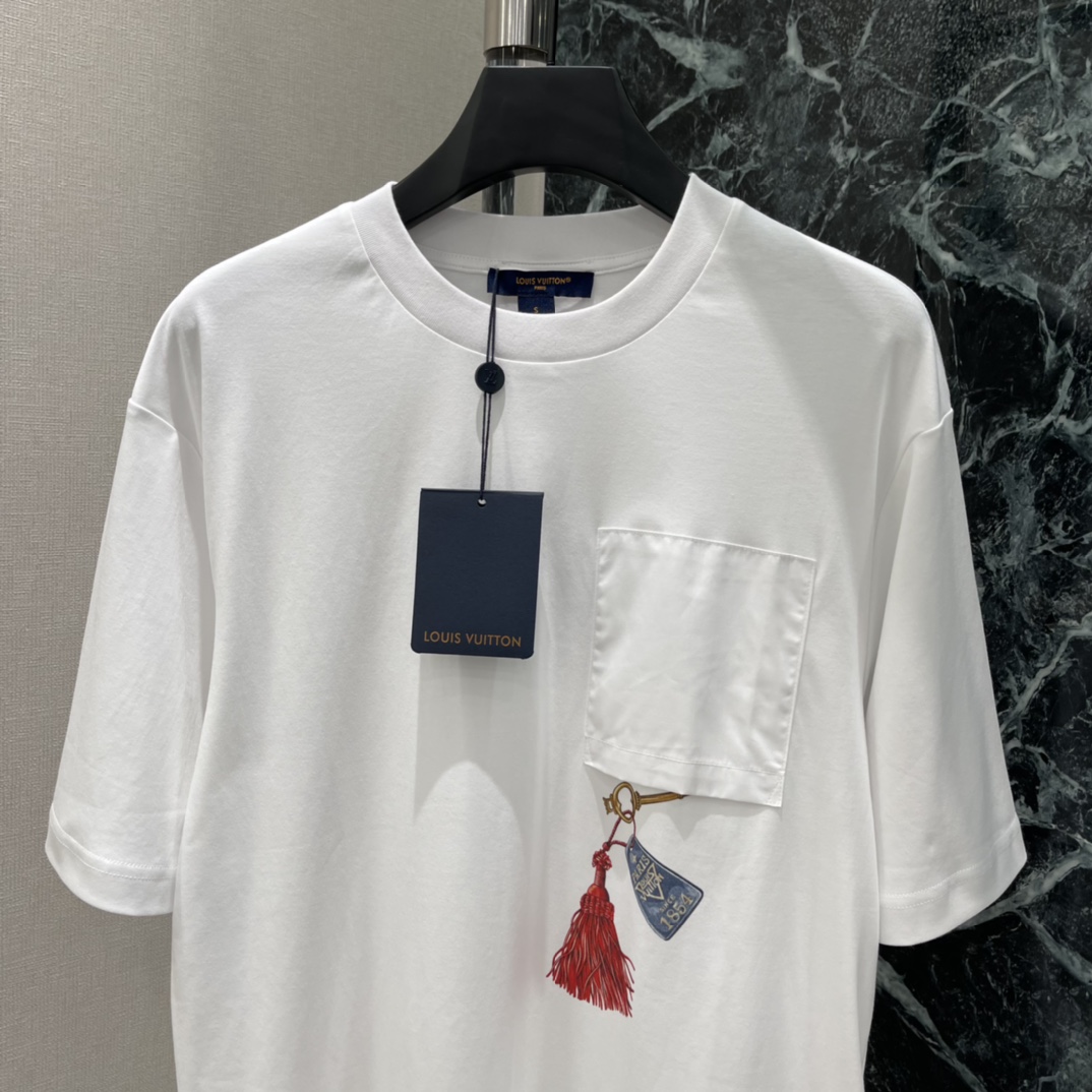 路易 26春夏新款 印花短袖T 胸前简约口袋+红色流苏挂饰印花 品牌辨识度满分 宽松版型 日常休闲或旅行