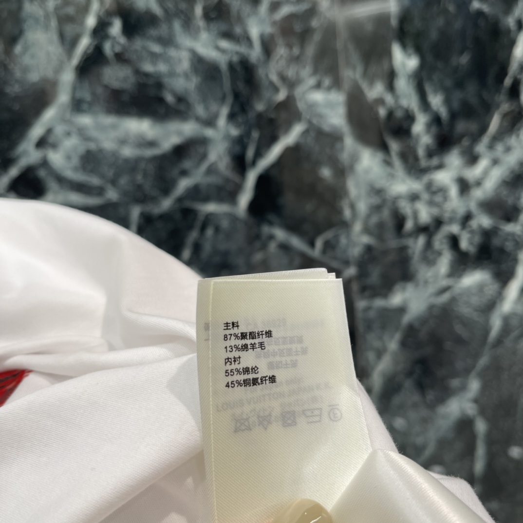 路易 26春夏新款 印花短袖T 胸前简约口袋+红色流苏挂饰印花 品牌辨识度满分 宽松版型 日常休闲或旅行