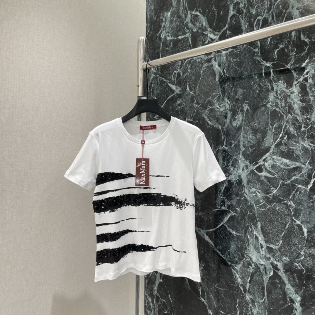 NO:783592,The highest version on the market, the girl inspects the goods, trims the three marks on the threads, and delivers the goods. You can post pictures and take videos. If you want quality and service, please add me on WeChat. We will not accept urgent orders. Max Mar 26 Spring and Summer New Beaded Short-sleeved T-shirt. Black beading forms a small hill design. Full of artistic sense. Simple and yet individual. Round neck + short sleeves are OK with jeans or casual pants in spring and summer. Easily create a sense of fashion.  One Color SML, Max Mara-clothing, jeans, T-shirt, tees, t-shirt,19860909市面最高版本小妹验货、修剪线头上三标、发货可发图及拍视频,要品质要服务的加我微信,不接急单. Max Mar 26春夏新款 钉珠短袖T恤 黑色钉珠形成小山丘设计 艺术感满满 简约又不失个性 圆领+短袖春夏季节随便搭牛仔裤或休闲裤都很OK 轻松打造时尚感 一个色SML,麦丝玛拉-服装,jeans,T-shirt,tees，t-shirt,,Women's clothing