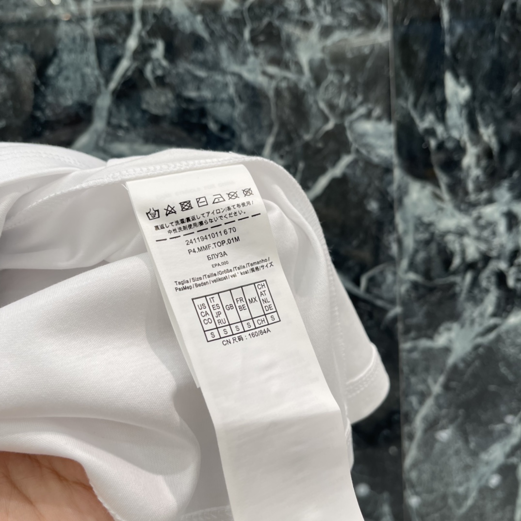 Max Mar 26春夏新款 钉珠短袖T恤 黑色钉珠形成小山丘设计 艺术感满满 简约又不失个性 圆领+短