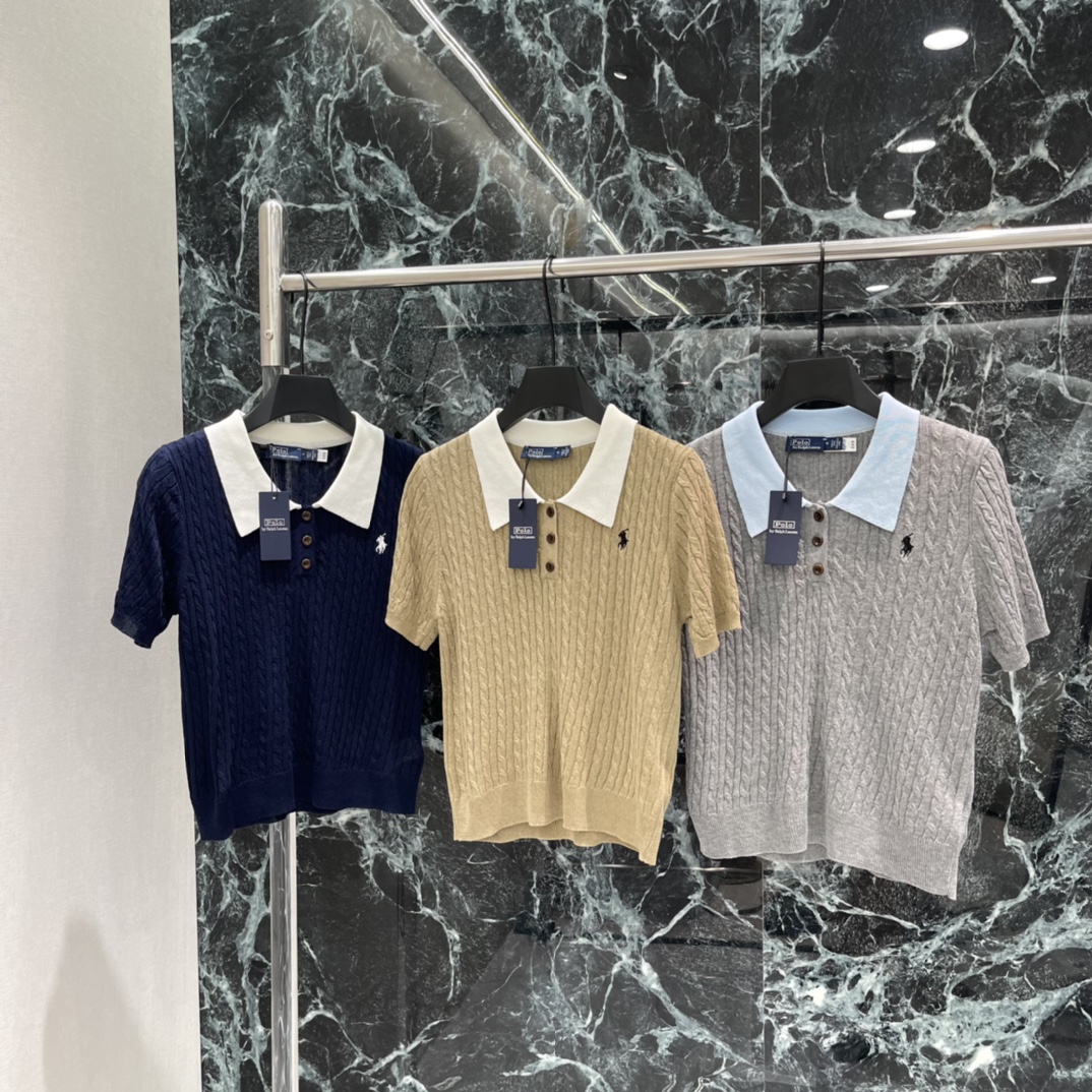 NO:783582,The highest version on the market, the girl inspects the goods, trims the three marks on the threads, and delivers the goods. You can post pictures and take videos. If you want quality and service, please add me on WeChat. We will not accept urgent orders. Raff 26 spring and summer new style, twist knitted short sleeves with contrasting colors, contrasting lapels, full of college style! Three-dimensional twist texture, great texture. Pony embroidery logo on the chest  Three dark buttons with exquisite details. Pair it with a skirt or jeans to easily get a retro college style look! Three colors SML, women's clothing, skirts, jeans, T-shirt,19860909市面最高版本小妹验货、修剪线头上三标、发货可发图及拍视频,要品质要服务的加我微信,不接急单. 拉夫 26春夏新款 麻花撞色针织短袖 撞色翻领 学院风满满!立体麻花纹理 质感超赞.胸前小马刺绣logo 三颗深色纽扣,细节精致.搭配半裙或牛仔裤,轻松get复古学院风穿搭!三个色SML,女装,skirts,jeans,T-shirt,,Women's clothing