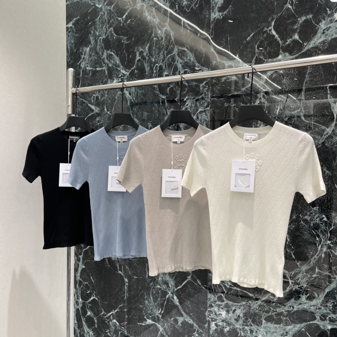 NO:783576,The highest version on the market, the girl inspects the goods, trims the three marks on the threads, and delivers the goods. You can send pictures and videos. If you want quality and service, please add me on WeChat. We will not accept urgent orders. Xiaoxiang 26 spring and summer new style embroidered jacquard knitted short sleeves, round neck + hollow rhombus texture, double C logo embroidery on the chest, full of brand sense, slim tailoring, elegant and figure-showing, can be easily worn in daily life or on vacation. It looks great with high-waisted pants and skirts.  Easily get exquisite and casual style ~ four colors SML, Chanel-clothing, chanel, skirts, T-shirt,19860909市面最高版本小妹验货、修剪线头上三标、发货可发图及拍视频,要品质要服务的加我微信,不接急单. 小香 26春夏新款 刺绣提花针织短袖 圆领+镂空菱格纹理 胸前双 C标志刺绣 品牌感满满 修身剪裁 优雅又显身材 日常或度假都能轻松驾驭 搭配高腰裤 半身裙都很出彩 轻松get精致随性风~四个色SML,香奈儿-服装,chanel,skirts,T-shirt,,Women's clothing