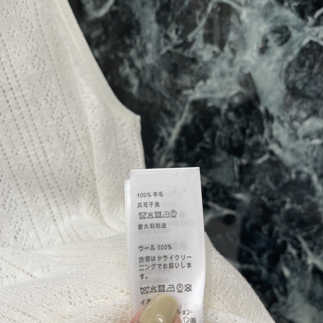 CE 26春夏新款 翻领针织背心 胸前刺绣Logo 低调又有辨识度 无袖剪裁 单穿或叠搭衬衫 外套都很O