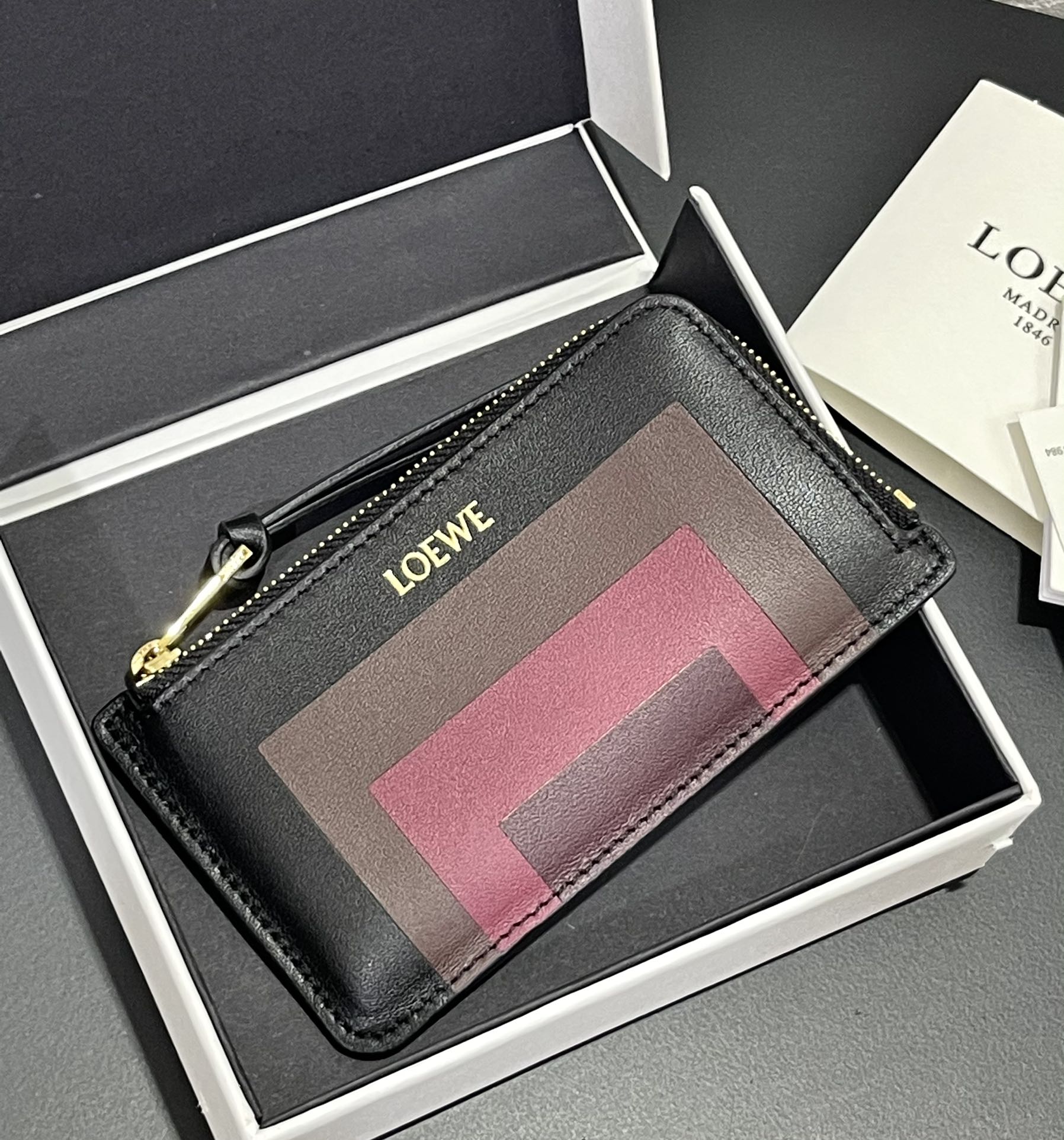 NO:769285,Josef and Anni Albers collaboration card holder made of classic Naa calfskin with inlaid square pattern, four card slots and zipper compartment. Model number 3821, size 13*7.5 (note that the pattern is inlaid and spliced, gaps are normal), Loewe wallet, loewe, wallets, cowhide19860909Josef and Anni Albers 合作款卡包 采用经典Naa小牛皮 镶嵌方形图案 四个卡位和拉链隔层. 款号3821 尺寸13*7.5（注意图案是镶嵌拼接的, 有缝隙属于正常）,罗意威钱包,loewe,wallets,cowhide,欧美剧