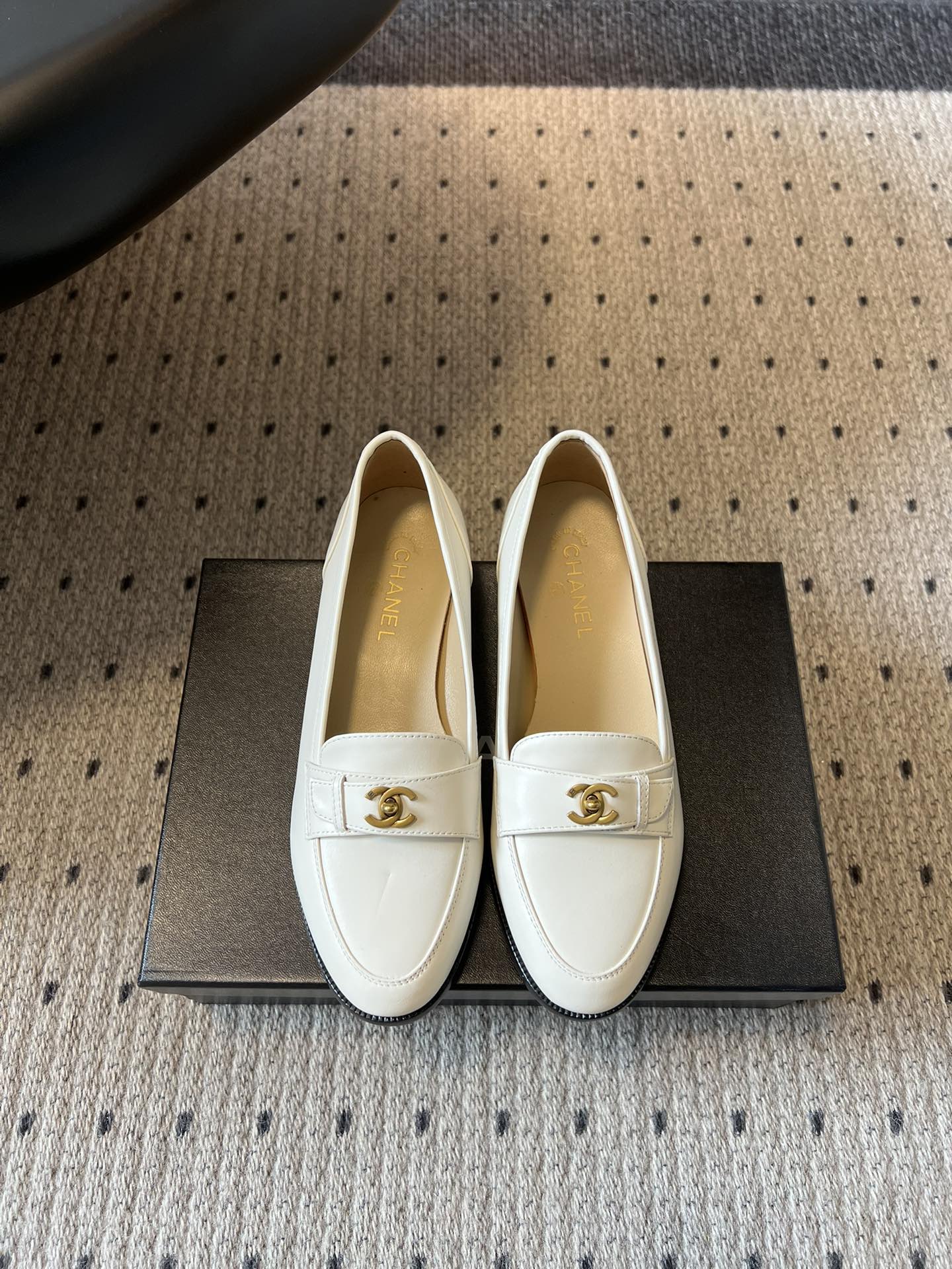 NO:784951,Top quality Chane*26SS early spring new classic double C loafers. The classic design that is easy to catch, perfectly combines Chanel's elegance and sophistication. The iconic golden double C logo is embellished on the shoe loops, which is low-key and noble, instantly improving the texture of the outfit. Every detail demonstrates the brand's top craftsmanship. The smooth shoe lines perfectly modify the foot shape, do not pick on wide feet, and make the legs longer in seconds, easily creating a neat and slender visual effect.  The feel of the upper foot is impeccable. The footbed design fits the shape of the foot. It is soft and elastic and does not grind the feet. Even if you walk for a long time, there is no pressure. Upper cowhide leather lining sheepskin outsole genuine leather outsole size 35-41 (customized sizes 40 and 41 are not returnable), loafers, chanel, chanel, loafers, cowhide, sheepskin, Leather soles19860909顶级品质 Chane*26SS早春新款经典双C乐福鞋 一眼沦陷的经典设计,将香奈儿的优雅与干练完美融合.标志性的金色双C logo点缀在鞋袢上,低调又显贵,瞬间提升穿搭质感,每一处细节都彰显着品牌的顶级工艺.流畅的鞋型线条,极致修饰脚型,不挑脚宽脚胖,上脚秒显腿长,轻松打造利落修长的视觉效果. 上脚的脚感更是无可挑剔,贴合脚型的鞋床设计,软弹不磨脚,哪怕是长时间行走也毫无压力. 鞋面牛皮 内里羊皮 大底真皮大底 size35-41码（40、41码定制不退换）,乐福鞋,chanel,chanel,loafers,cowhide,sheepskin,Leather soles,Women's Shoes