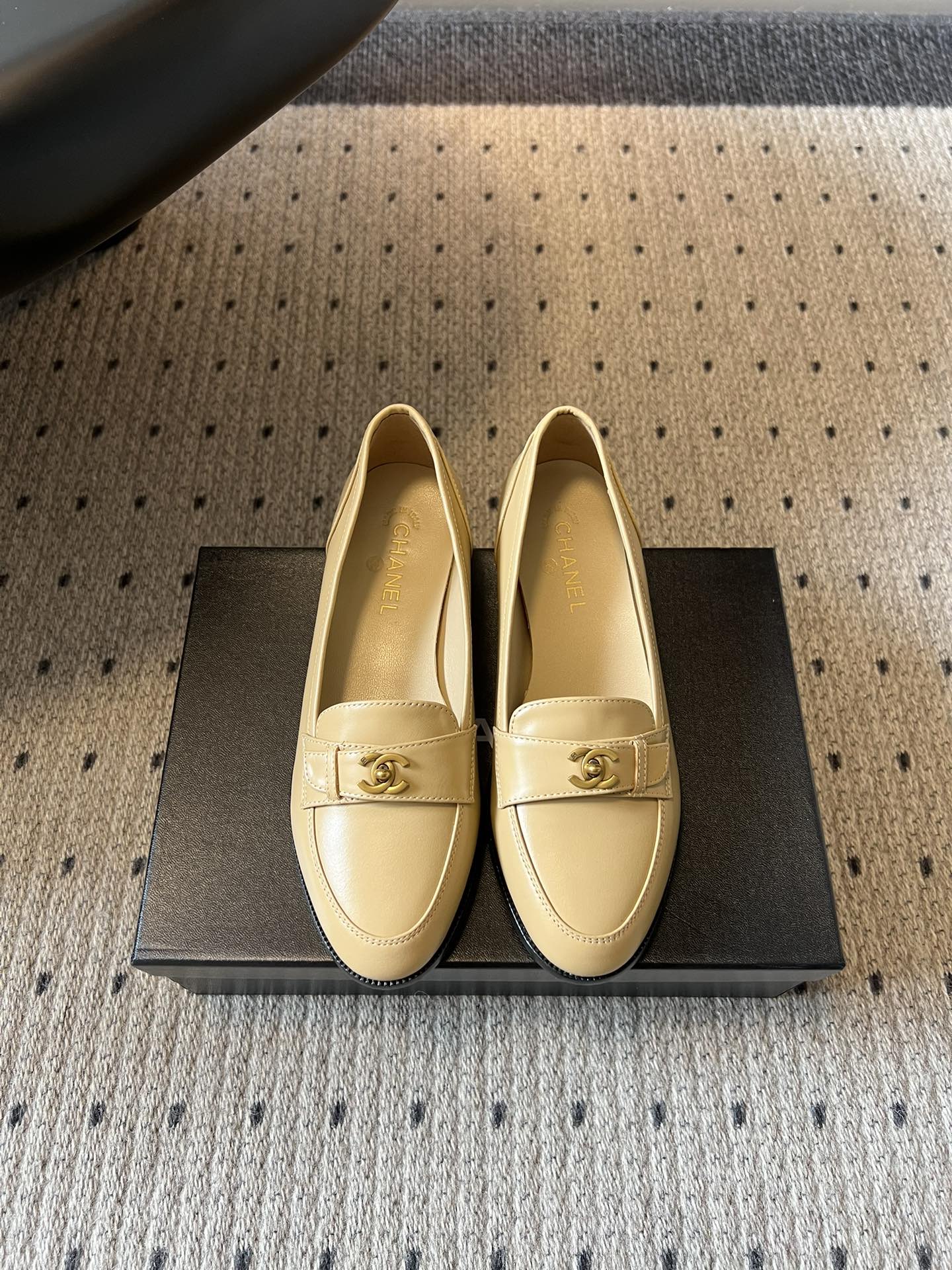 NO:784593,Chane*26SS new classic double C loafers for early spring. The classic design that is easy to catch, perfectly integrates Chanel's elegance and sophistication. The iconic golden double C logo is embellished on the shoe loops, which is low-key and noble, instantly improving the texture of the outfit. Every detail demonstrates the brand's top craftsmanship. The smooth shoe lines perfectly modify the foot shape, do not pick on wide feet, and make the legs longer in seconds, easily creating a neat and slender visual effect.  The feel of the upper foot is impeccable. The footbed design fits the shape of the foot. It is soft and elastic and does not grind the feet. Even if you walk for a long time, there is no pressure. Upper cowhide leather lining sheepskin outsole genuine leather outsole size 35-41 (customized sizes 40 and 41 are not returnable), loafers, chanel, chanel, loafers, cowhide, sheepskin, Leather soles19860909Chane*26SS早春新款经典双C乐福鞋 一眼沦陷的经典设计,将香奈儿的优雅与干练完美融合.标志性的金色双C logo点缀在鞋袢上,低调又显贵,瞬间提升穿搭质感,每一处细节都彰显着品牌的顶级工艺.流畅的鞋型线条,极致修饰脚型,不挑脚宽脚胖,上脚秒显腿长,轻松打造利落修长的视觉效果. 上脚的脚感更是无可挑剔,贴合脚型的鞋床设计,软弹不磨脚,哪怕是长时间行走也毫无压力. 鞋面牛皮 内里羊皮 大底真皮大底 size35-41码（40、41码定制不退换）,乐福鞋,chanel,chanel,loafers,cowhide,sheepskin,Leather soles,Women's Shoes