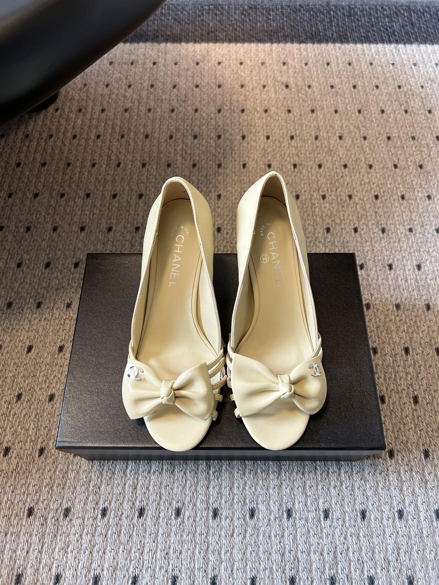 NO:783949,Chane*26SS early spring new bow fish mouth high-heeled sandals. The classic design that catches your heart at first glance, perfectly blends Chanel's elegance and girlishness. The three-dimensional and full bow shape of the toe is smart and age-reducing. It is embellished with the iconic double C logo and shows a luxurious texture in a low-key manner. Every detail tells the brand's top craftsmanship. The fish mouth design gently modifies the foot shape and does not crowd the toes, making it super friendly to various foot types.  Whether it is paired with a simple commuting suit, an elegant holiday dress, or casual jeans, you can easily control the looseness and put a sense of luxury on your feet. You will be the focus wherever you go. Upper cowhide leather lining Sheepskin outsole Genuine leather outsole size 35-41 (customized sizes 40 and 41 are non-refundable) Heel height 8cm, sandals, chanel, chanel, sandals, skirts, jeans, cowhide, sheepskin, Leather soles19860909Chane*26SS早春新款蝴蝶结鱼嘴高跟凉鞋 一眼心动的经典设计,将香奈儿的优雅与少女感完美融合.鞋头立体饱满的蝴蝶结造型,灵动又减龄,搭配标志性的双C logo点缀,低调中尽显奢华质感,每一处细节都在诉说着品牌的顶级工艺.鱼嘴设计温柔修饰脚型,不挤脚趾,对各种脚型都超友好. 无论是搭配简约的通勤套装、飘逸的度假长裙,还是休闲的牛仔裤,都能轻松拿捏松弛感,把高级感穿在脚上,走到哪里都是焦点. 鞋面牛皮 内里羊皮 大底真皮大底 size35-41码（40、41码定制不退换） 跟高8cm,凉鞋,chanel,chanel,sandals,skirts,jeans,cowhide,sheepskin,Leather soles,Women's Shoes