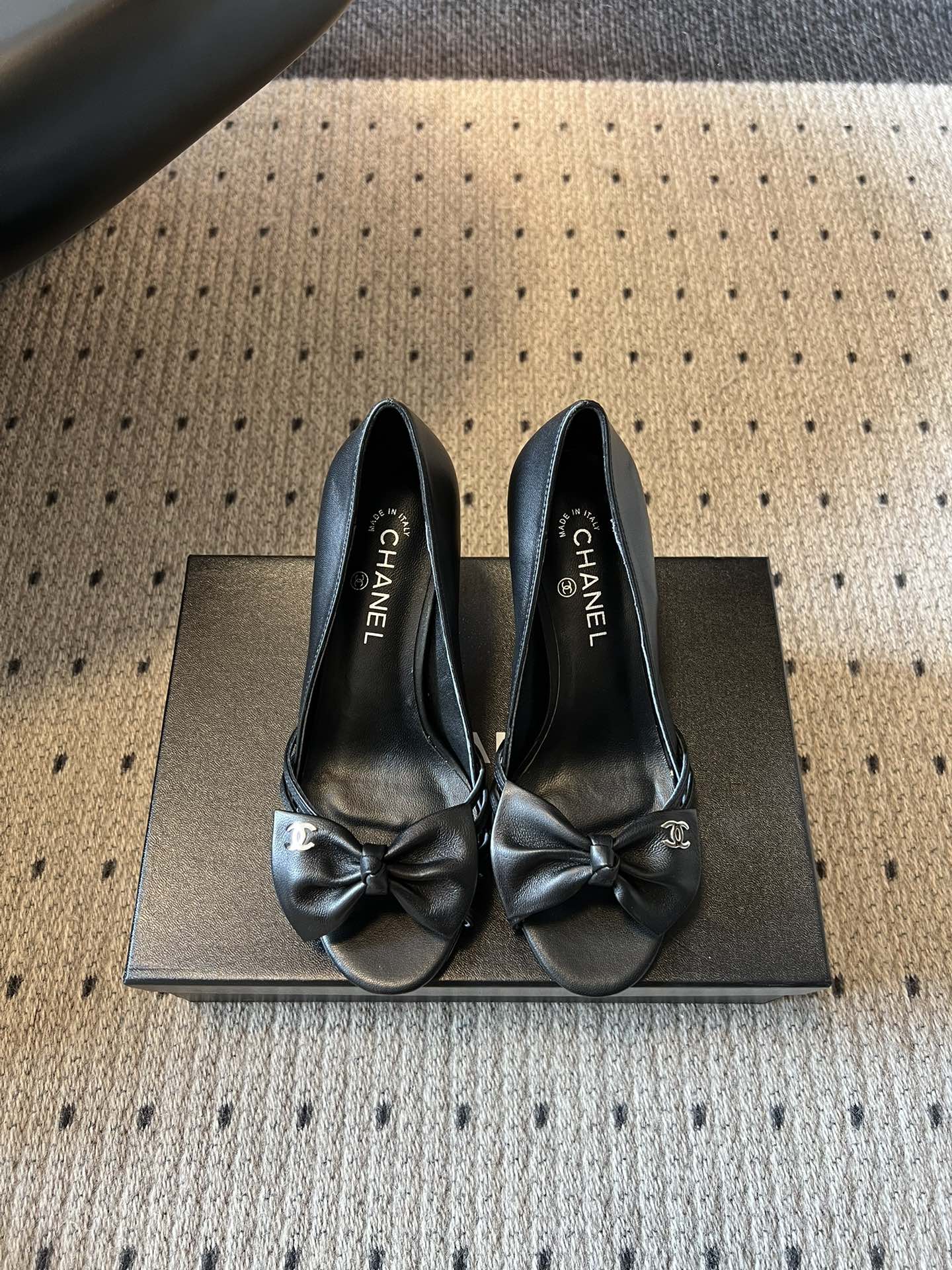 NO:783955,Chane*26SS early spring new bow fish mouth high-heeled sandals. The classic design that catches your heart at first glance, perfectly blends Chanel's elegance and girlishness. The three-dimensional and full bow shape of the toe is smart and age-reducing. It is embellished with the iconic double C logo and shows a luxurious texture in a low-key manner. Every detail tells the brand's top craftsmanship. The fish mouth design gently modifies the foot shape and does not crowd the toes, making it super friendly to various foot types.  Whether it is paired with a simple commuting suit, an elegant holiday dress, or casual jeans, you can easily control the looseness and put a sense of luxury on your feet. You will be the focus wherever you go. Upper cowhide leather lining Sheepskin outsole Genuine leather outsole size 35-41 (customized sizes 40 and 41 are non-refundable) Heel height 8cm, sandals, chanel, chanel, sandals, skirts, jeans, cowhide, sheepskin, Leather soles19860909Chane*26SS早春新款蝴蝶结鱼嘴高跟凉鞋 一眼心动的经典设计,将香奈儿的优雅与少女感完美融合.鞋头立体饱满的蝴蝶结造型,灵动又减龄,搭配标志性的双C logo点缀,低调中尽显奢华质感,每一处细节都在诉说着品牌的顶级工艺.鱼嘴设计温柔修饰脚型,不挤脚趾,对各种脚型都超友好. 无论是搭配简约的通勤套装、飘逸的度假长裙,还是休闲的牛仔裤,都能轻松拿捏松弛感,把高级感穿在脚上,走到哪里都是焦点. 鞋面牛皮 内里羊皮 大底真皮大底 size35-41码（40、41码定制不退换） 跟高8cm,凉鞋,chanel,chanel,sandals,skirts,jeans,cowhide,sheepskin,Leather soles,Women's Shoes