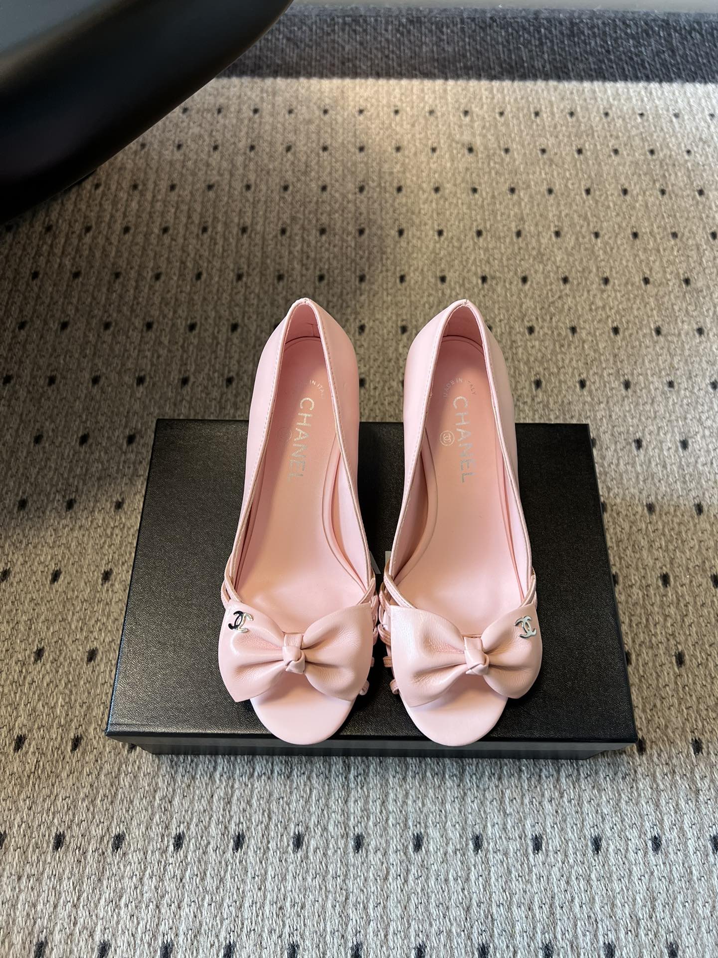 NO:784939,Top quality Chane*26SS early spring new bow fish mouth high-heeled sandals. The classic design that catches your heart at first sight, perfectly combines Chanel's elegance and girlishness. The three-dimensional and full bow shape of the toe is smart and age-reducing. It is embellished with the iconic double C logo, showing a luxurious texture in a low-key manner. Every detail tells the brand's top craftsmanship. The fish mouth design gently modifies the foot shape, does not crowd the toes, and is super friendly to various foot types.  Whether it is paired with a simple commuting suit, an elegant holiday dress, or casual jeans, you can easily control the looseness and put a sense of luxury on your feet. You will be the focus wherever you go. Upper cowhide leather lining Sheepskin outsole Genuine leather outsole size 35-41 (customized sizes 40 and 41 are non-refundable) Heel height 8cm, sandals, chanel, chanel, sandals, skirts, jeans, cowhide, sheepskin, Leather soles19860909顶级品质 Chane*26SS早春新款蝴蝶结鱼嘴高跟凉鞋 一眼心动的经典设计,将香奈儿的优雅与少女感完美融合.鞋头立体饱满的蝴蝶结造型,灵动又减龄,搭配标志性的双C logo点缀,低调中尽显奢华质感,每一处细节都在诉说着品牌的顶级工艺.鱼嘴设计温柔修饰脚型,不挤脚趾,对各种脚型都超友好. 无论是搭配简约的通勤套装、飘逸的度假长裙,还是休闲的牛仔裤,都能轻松拿捏松弛感,把高级感穿在脚上,走到哪里都是焦点. 鞋面牛皮 内里羊皮 大底真皮大底 size35-41码（40、41码定制不退换） 跟高8cm,凉鞋,chanel,chanel,sandals,skirts,jeans,cowhide,sheepskin,Leather soles,Women's Shoes