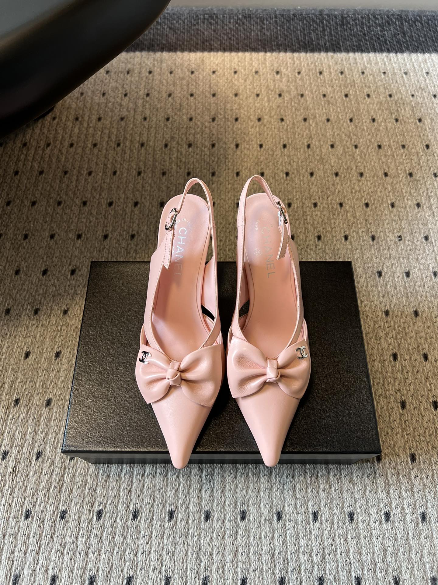 NO:784945,Top quality Chane*26SS early spring new bow thin strap back hollow pointed toe high-heeled shoes. The classic design that is easy to catch, perfectly blends Chanel's delicacy and romance. The neat pointed toe shape perfectly modifies the foot shape, showing the leg length in seconds, easily creating a slender and slender visual effect; the three-dimensional and full bow on the toe is smart and age-reducing. It is embellished with the iconic double C logo, showing a luxurious texture in a low-key manner. Every detail tells the brand's top craftsmanship.  The elegance and romance that belongs to exquisite girls, start with this pair of Chanel pointed-toe sandals, close your eyes and wear them, they are definitely an evergreen style in your shoe cabinet, allowing you to easily unlock French elegance and be as beautiful as the sky!  Cowhide upper, sheepskin lining, leather outsole, size 35-41 (customized sizes 40 and 41 are not returnable), heel height 8cm, sandals, chanel, chanel, sandals, high heels, cowhide, sheepskin, Leather soles19860909顶级品质 Chane*26SS早春新款蝴蝶结细带后空尖头高跟鞋 一眼沦陷的经典设计,将香奈儿的精致与浪漫完美融合.利落的尖头造型,极致修饰脚型,秒显腿长,轻松打造纤细修长的视觉效果；鞋头立体饱满的蝴蝶结,灵动又减龄,搭配标志性的双C logo点缀,低调中尽显奢华质感,每一处细节都在诉说着品牌的顶级工艺. 属于精致女孩的优雅与浪漫,从这双香奈儿尖头凉鞋开始,闭眼入,绝对是鞋柜里的常青款,让你轻松解锁法式优雅,美出天际！ 鞋面牛皮 内里羊皮 大底真皮大底 size35-41码（40、41码定制不退换） 跟高8cm,凉鞋,chanel,chanel,sandals,high heels,cowhide,sheepskin,Leather soles,Women's Shoes