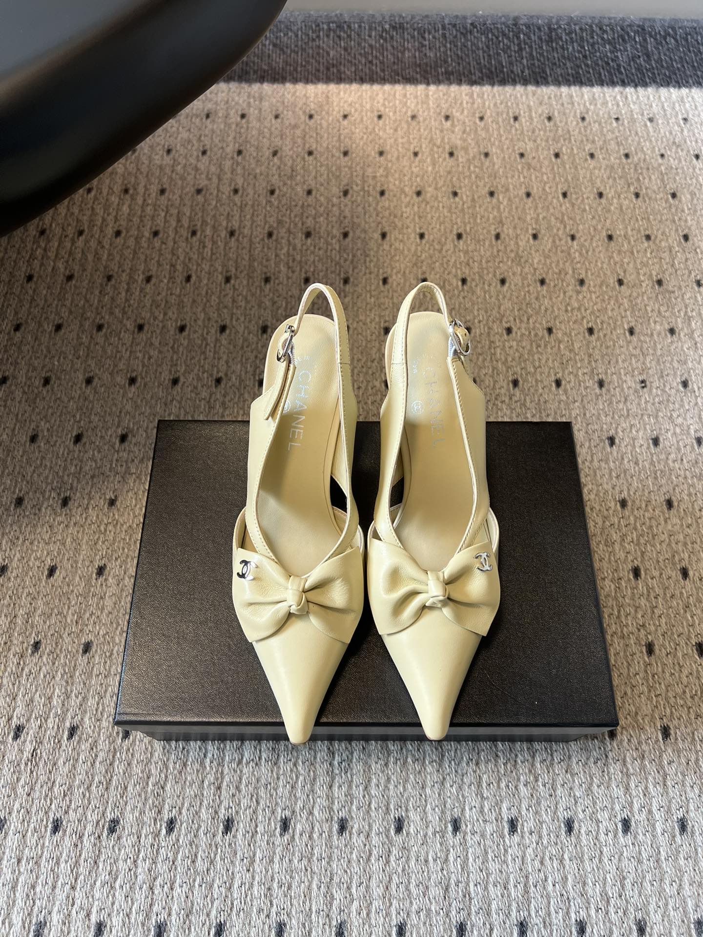 NO:783973,Chane*26SS early spring new style bow-tie thin strap back hollow pointed-toe high-heeled shoes. A classic design that is instantly recognizable, perfectly blending Chanel's delicacy and romance. The neat pointed-toe shape perfectly modifies the foot shape, showing leg length in seconds, easily creating a slender and slender visual effect; the three-dimensional and full bow on the toe is smart and age-reducing, with the iconic double C logo embellishment, showing a luxurious texture in a low-key manner, and every detail tells the brand's top craftsmanship.  The elegance and romance that belongs to exquisite girls, start with this pair of Chanel pointed-toe sandals, close your eyes and wear them, they are definitely an evergreen style in your shoe cabinet, allowing you to easily unlock French elegance and be as beautiful as the sky!  Cowhide upper, sheepskin lining, leather outsole, size 35-41 (customized sizes 40 and 41 are not returnable), heel height 8cm, sandals, chanel, chanel, sandals, high heels, cowhide, sheepskin, Leather soles19860909Chane*26SS早春新款蝴蝶结细带后空尖头高跟鞋 一眼沦陷的经典设计,将香奈儿的精致与浪漫完美融合.利落的尖头造型,极致修饰脚型,秒显腿长,轻松打造纤细修长的视觉效果；鞋头立体饱满的蝴蝶结,灵动又减龄,搭配标志性的双C logo点缀,低调中尽显奢华质感,每一处细节都在诉说着品牌的顶级工艺. 属于精致女孩的优雅与浪漫,从这双香奈儿尖头凉鞋开始,闭眼入,绝对是鞋柜里的常青款,让你轻松解锁法式优雅,美出天际！ 鞋面牛皮 内里羊皮 大底真皮大底 size35-41码（40、41码定制不退换） 跟高8cm,凉鞋,chanel,chanel,sandals,high heels,cowhide,sheepskin,Leather soles,Women's Shoes
