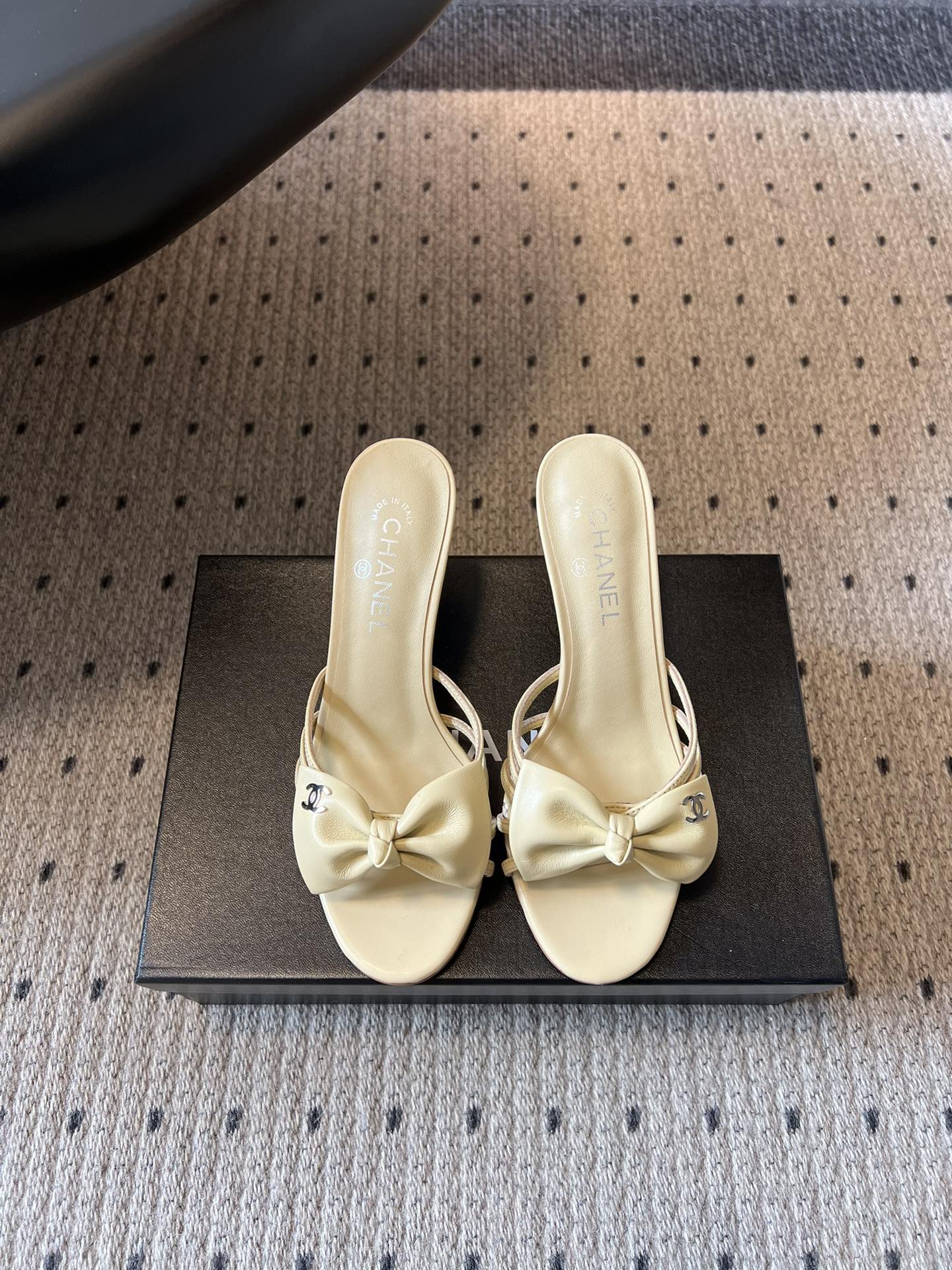 NO:783961,Chane*26SS early spring new bow thin strap high-heeled sandals. The classic design that catches your heart at first sight, perfectly blends Chanel's elegance and girlishness. The three-dimensional and full bow shape of the toe is smart and age-reducing. It is embellished with the iconic double C logo, showing a luxurious texture in a low-key manner. Every detail tells the high-end heritage of the brand.  Whether it is paired with a simple commuting suit, an elegant holiday dress, or casual jeans, you can easily control the looseness and put a sense of luxury on your feet. You will be the focus wherever you go. Upper cowhide leather lining Sheepskin outsole Genuine leather outsole size 35-41 (customized sizes 40 and 41 are non-refundable) Heel height 8cm, slippers, chanel, chanel, slippers, skirts, jeans, cowhide, sheepskin, Leather soles19860909Chane*26SS早春新款蝴蝶结细带高跟凉拖 一眼心动的经典设计,将香奈儿的优雅与少女感完美融合.鞋头立体饱满的蝴蝶结造型,灵动又减龄,搭配标志性的双C logo点缀,低调中尽显奢华质感,每一处细节都在诉说着品牌的高级底蕴. 无论是搭配简约的通勤套装,还是飘逸的度假长裙,亦或是休闲的牛仔裤,都能轻松拿捏松弛感,把高级感穿在脚上,走到哪里都是焦点. 鞋面牛皮 内里羊皮 大底真皮大底 size35-41码（40、41码定制不退换） 跟高8cm,拖鞋,chanel,chanel,slippers,skirts,jeans,cowhide,sheepskin,Leather soles,Women's Shoes