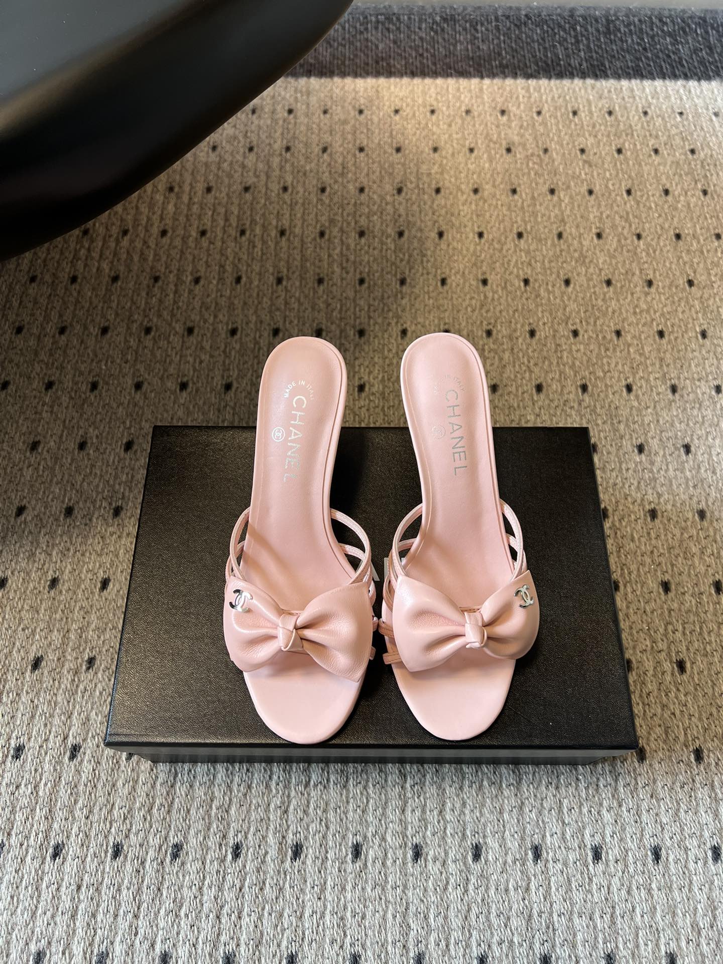 NO:784933,Top-quality Chane*26SS early spring new bow thin strap high-heeled sandals. The classic design that catches your heart at first sight, perfectly blends Chanel's elegance and girlishness. The three-dimensional and full bow shape of the toe is smart and age-reducing. It is embellished with the iconic double C logo, showing a luxurious texture in a low-key manner. Every detail tells the high-end heritage of the brand.  Whether it is paired with a simple commuting suit, an elegant holiday dress, or casual jeans, you can easily control the looseness and put a sense of luxury on your feet, making you the center of attention wherever you go. Cowhide upper, sheepskin lining, genuine leather outsole, size 35-41 (customized sizes 40 and 41 are non-refundable), heel height 8cm, high heels and slippers, chanel, chanel, high  heels,slippers,skirts,jeans,cowhide,sheepskin,Leather soles19860909顶级品质 Chane*26SS早春新款蝴蝶结细带高跟凉拖 一眼心动的经典设计,将香奈儿的优雅与少女感完美融合.鞋头立体饱满的蝴蝶结造型,灵动又减龄,搭配标志性的双C logo点缀,低调中尽显奢华质感,每一处细节都在诉说着品牌的高级底蕴. 无论是搭配简约的通勤套装,还是飘逸的度假长裙,亦或是休闲的牛仔裤,都能轻松拿捏松弛感,把高级感穿在脚上,走到哪里都是焦点. 鞋面牛皮 内里羊皮 大底真皮大底 size35-41码（40、41码定制不退换） 跟高8cm,高跟鞋拖鞋,chanel,chanel,high heels,slippers,skirts,jeans,cowhide,sheepskin,Leather soles,Women's Shoes