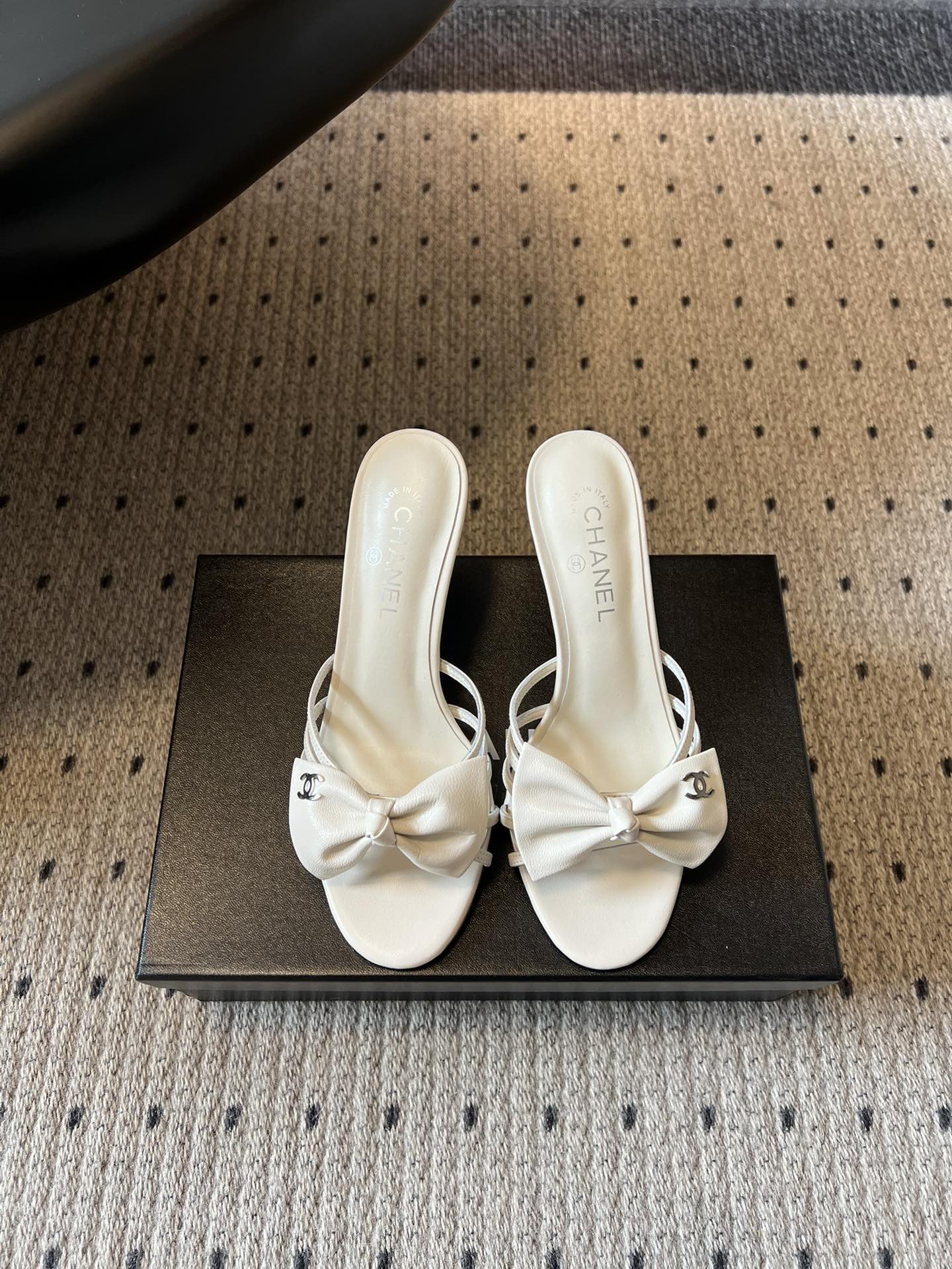 NO:783967,Chane*26SS early spring new bow thin strap high-heeled sandals. The classic design that catches your heart at first sight, perfectly blends Chanel's elegance and girlishness. The three-dimensional and full bow shape of the toe is smart and age-reducing. It is embellished with the iconic double C logo, showing a luxurious texture in a low-key manner. Every detail tells the high-end heritage of the brand.  Whether it is paired with a simple commuting suit, an elegant holiday dress, or casual jeans, you can easily control the looseness and put a sense of luxury on your feet. You will be the focus wherever you go. Upper cowhide leather lining Sheepskin outsole Genuine leather outsole size 35-41 (customized sizes 40 and 41 are non-refundable) Heel height 8cm, slippers, chanel, chanel, slippers, skirts, jeans, cowhide, sheepskin, Leather soles19860909Chane*26SS早春新款蝴蝶结细带高跟凉拖 一眼心动的经典设计,将香奈儿的优雅与少女感完美融合.鞋头立体饱满的蝴蝶结造型,灵动又减龄,搭配标志性的双C logo点缀,低调中尽显奢华质感,每一处细节都在诉说着品牌的高级底蕴. 无论是搭配简约的通勤套装,还是飘逸的度假长裙,亦或是休闲的牛仔裤,都能轻松拿捏松弛感,把高级感穿在脚上,走到哪里都是焦点. 鞋面牛皮 内里羊皮 大底真皮大底 size35-41码（40、41码定制不退换） 跟高8cm,拖鞋,chanel,chanel,slippers,skirts,jeans,cowhide,sheepskin,Leather soles,Women's Shoes