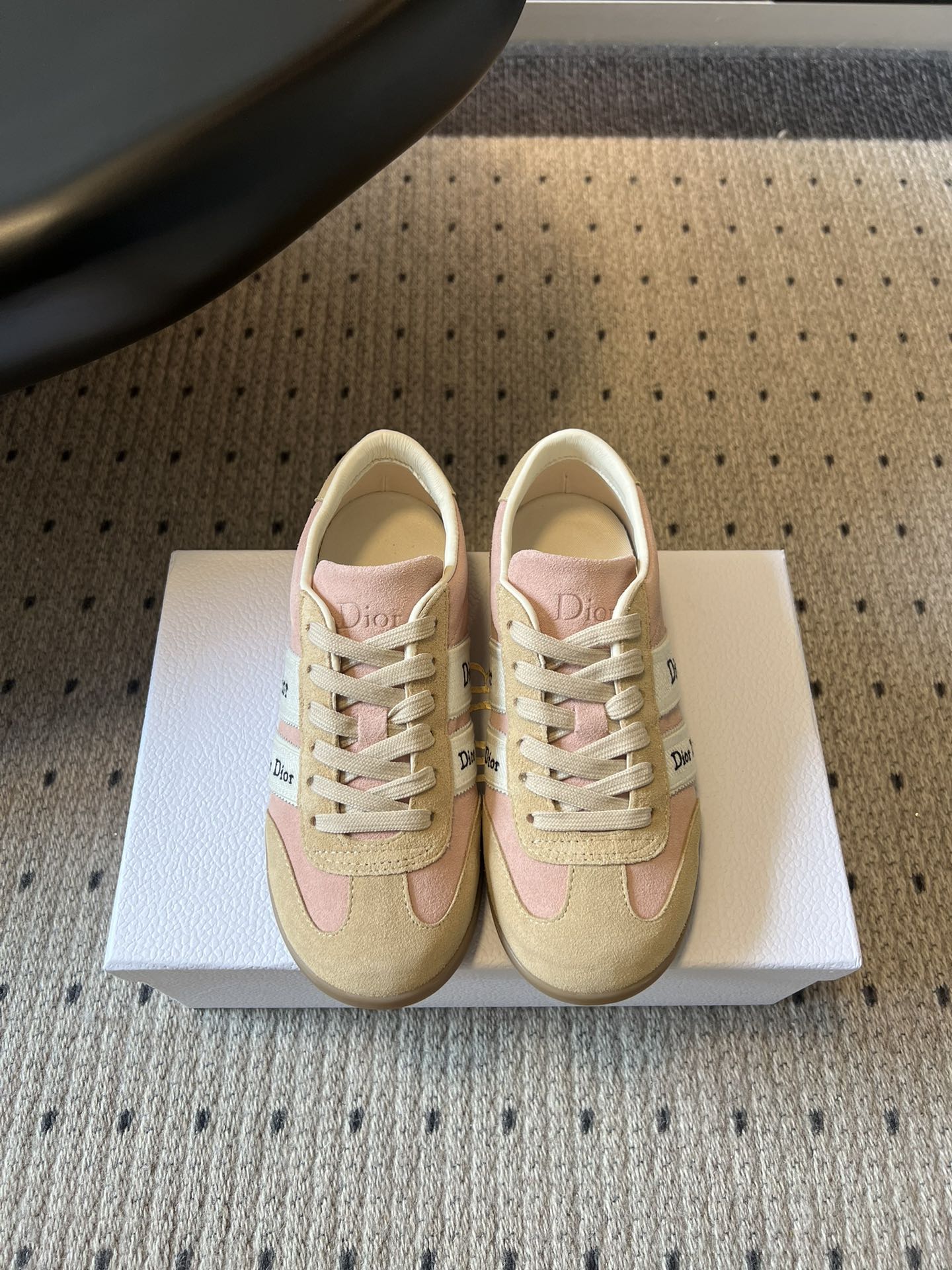 NO:784588,Dio*26ss early spring new flat moral training shoes  The classic Dexun shoe type comes with a retro filter, and is matched with Dior's iconic brand elements to get the right sense of lightness and luxury. The lines of the shoe body are smooth and neat, and you don't have to be picky about your foot shape or outfit. It can be easily controlled whether you have a wide foot or a fleshy foot. The top of the foot becomes slender in seconds, and the effect of making the legs appear taller and longer. Multiple colors are available to suit different styles, and each model has its own high-end filter. The top of the foot is a fashionable business card for walking, making it easy to wear the quality of a big-name brand.  The looks are great, and the feel on the feet is amazing!  The shape of the shoe fits the shape of the foot, and is soft and elastic on the upper foot without abrasion. It can be worn for a long time without tiring the feet, and there is no pressure for daily running and commuting. The upper is cow suede, the lining is sheepskin, and the outsole is TPU. Sizes 35-41 (customized sizes 40 and 41 are non-refundable), casual shoes/sports shoes, dior, dior, sneakers, sheepskin19860909Dio*26ss早春新款平底德训鞋 经典德训鞋型自带复古滤镜,搭配迪奥标志性的品牌元素,把轻奢感拿捏得恰到好处.鞋身线条流畅利落,不挑脚型不挑穿搭,不管是宽脚、肉脚都能轻松驾驭,上脚秒变纤细脚型,显高显腿长的效果直接拉满.多色可选适配不同风格,每一款都自带高级滤镜,上脚就是行走的时尚名片,轻松穿出大牌质感. 颜值能打,脚感更是绝绝子！鞋型贴合脚型,上脚软弹不磨脚,久穿不累脚,日常暴走、通勤走路都毫无压力. 鞋面牛反绒 内里羊皮 大底TPU大底 size35-41码（40、41码定制不退换）,休闲鞋/运动鞋,dior,dior,sneakers,sheepskin,Women's Shoes