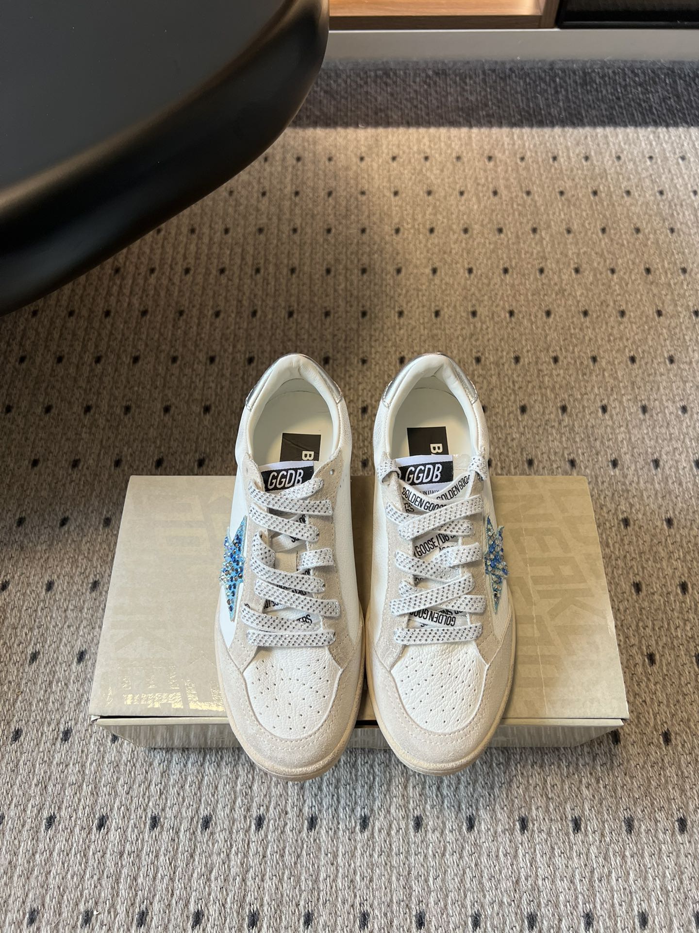 NO:782501,Top quality GGD*26ss new spring and summer rhinestone dirty sneakers. The iconic rhinestone star is the soul of the entire pair of shoes!  The blingbling diamond jewelry shines super brightly in the sun, instantly lighting up the whole outfit, and directly filling up the sweet and cool feeling. The old retro shoe shape has a relaxed atmosphere, and there are two styles of sneakers + half-flops to meet the needs of different wearing scenarios. The invisible inner heightening design can quietly lengthen the leg line, making the legs longer in seconds without any trace of growth, easily creating a superior head-to-body ratio. The matching is perfect!  Pair it with jeans for a casual and relaxed American retro style, with a miniskirt for a sweet and cool girly look, and with suit pants for a smart and cool workplace feel. One shoe unlocks N kinds of dressing styles, and it has to be the all-match item in the spring and summer shoe cabinet. Sheepskin upper, cowhide lining, outsole, original molded outsole, sizes 35-40 (customized sizes 40 are non-returnable)  Heel height 4cm, casual shoes/sports shoes, sneakers, skirts, jeans, business suit, cowhide, sheepskin19860909顶级品质 GGD*26ss春夏新款水钻脏脏板鞋 标志性水钻星星是整双鞋的灵魂！blingbling的钻饰在阳光下超闪,瞬间点亮全身穿搭,甜酷感直接拉满.做旧复古的鞋型自带松弛氛围感,板鞋+半拖两种款式随心选,满足不同穿搭场景的需求.隐形内增高设计,悄悄拉长腿部线条,秒变大长腿,完全看不出增高痕迹,轻松打造优越头身比. 搭配性堪称一绝！配牛仔裤是随性松弛的美式复古风,配小裙子是甜酷少女感,配西装裤又能穿出干练飒爽的职场感,一鞋解锁N种穿搭风格,春夏鞋柜里的百搭神器非它莫属. 鞋面羊皮 内里牛皮 大底原版开模大底 size35-40码（40码定制不退换） 跟高4cm,休闲鞋/运动鞋,sneakers,skirts,jeans,business suit,cowhide,sheepskin,Women's Shoes