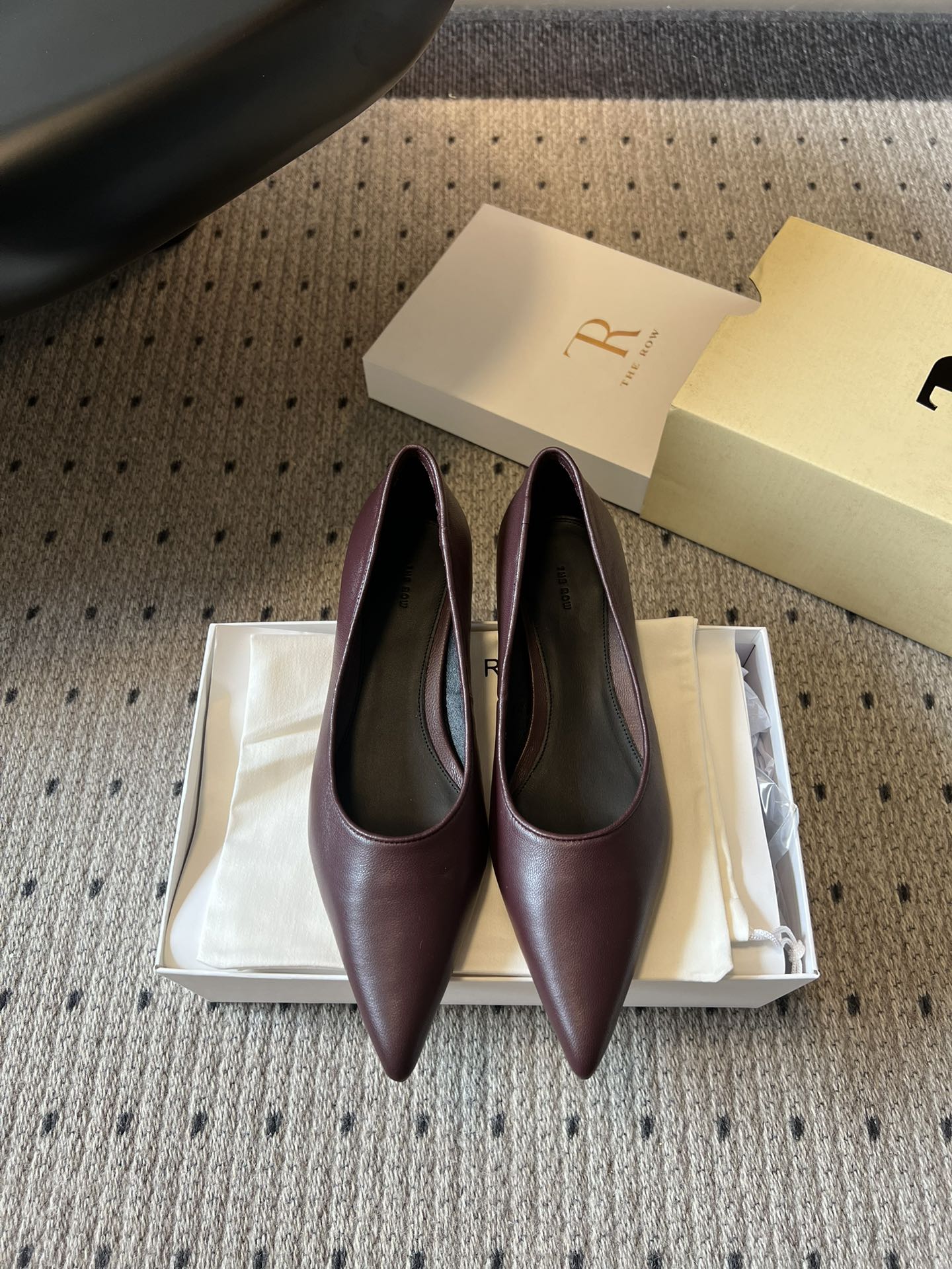 NO:783984,The Ro*26ss spring and summer new pointed-toe low-heeled shoes. The sharp pointed-toe design that is instantly noticeable perfectly modifies the foot shape. The upper foot becomes slender and jade-like in seconds, easily elongating the leg line and fully opening up the aura. The minimalist shoe body lines have no unnecessary decoration, carving a sense of high-end into the bones. It is low-key and noble. It is a perfect assistant for workplace wear.  Multiple colors are available, easily adaptable to various styles. Whether you are a style blogger who pursues minimalist style, or an urban beauty who prefers texture, this pair of shoes can accurately hit your preferences. If you don’t miss it with your eyes closed, buy it early and it will be beautiful. Hurry up and add it to your shoe cabinet!  Sheepskin upper, sheepskin lining, Italian genuine leather outsole, sizes 35-41 (customized sizes 40 and 41 are non-returnable), heel height 2.5cm, single shoes, sheepskin, Leather soles19860909The Ro*26ss春夏新款尖头低跟单鞋 一眼沦陷的利落尖头设计,完美修饰脚型,上脚秒变纤细玉足,轻松拉长腿部线条,气场全开.极简的鞋身线条没有多余装饰,把高级感刻进骨子里,低调又显贵,完全是职场穿搭的神助攻. 多色可选,轻松适配各种穿搭风格,不管是追求极简风的穿搭博主,还是偏爱质感的都市丽人,这双鞋都能精准戳中你的喜好.闭眼入不踩雷的款,早买早美,赶紧把它加入你的鞋柜吧！ 鞋面羊皮 内里羊皮 大底意大利真皮大底 size35-41码（40、41码定制不退换） 跟高2.5cm,单鞋,sheepskin,Leather soles,Women's Shoes