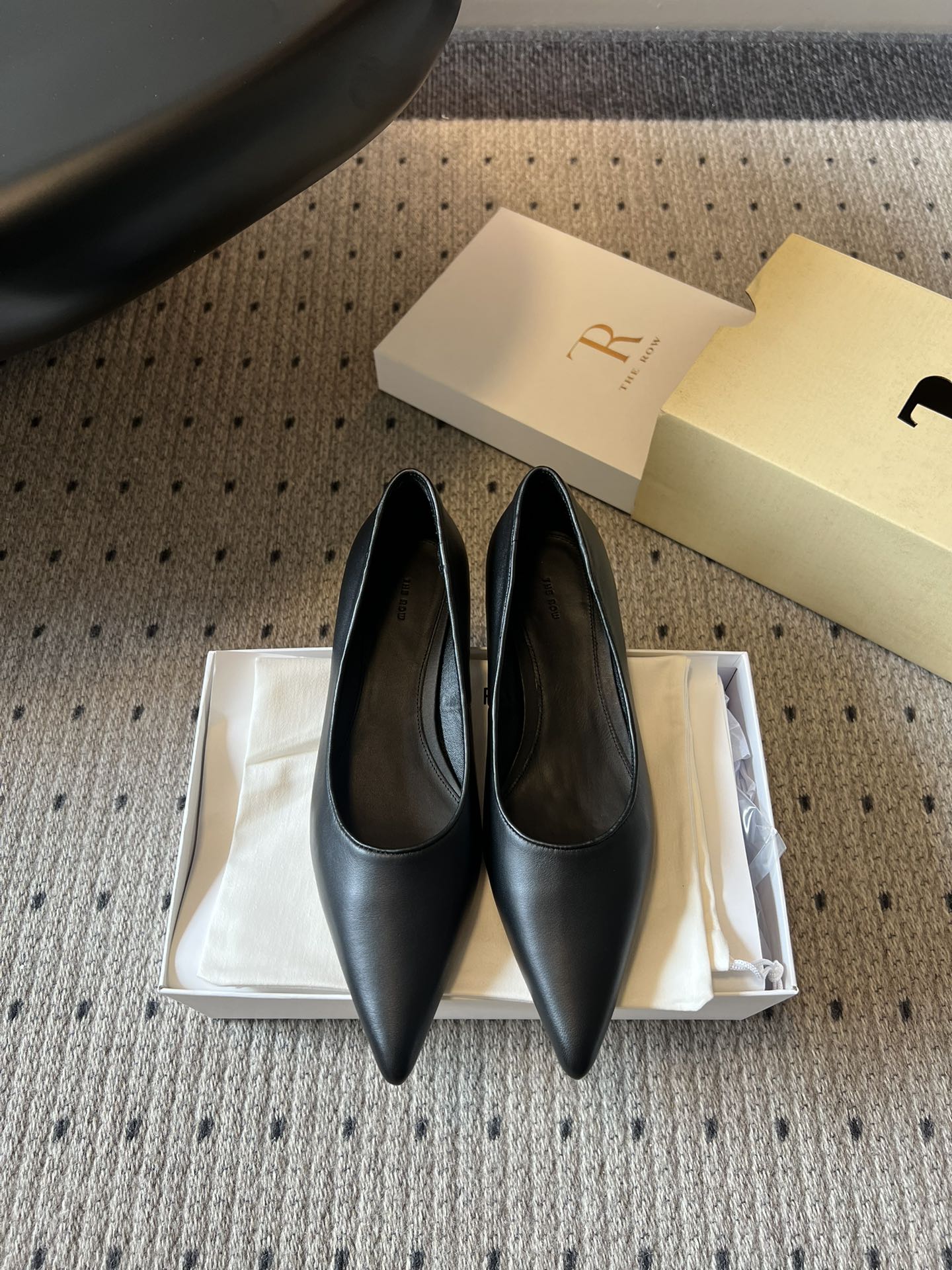 NO:783931,The Ro*26ss spring and summer new pointed-toe low-heeled shoes. The sharp pointed-toe design that is instantly noticeable perfectly modifies the foot shape. The upper foot becomes slender and jade-like in seconds, easily elongating the leg line and fully opening up the aura. The minimalist shoe body lines have no unnecessary decoration, carving a sense of high-end into the bones. It is low-key and noble. It is a perfect assistant for workplace wear.  Multiple colors are available, easily adaptable to various styles. Whether you are a style blogger who pursues minimalist style, or an urban beauty who prefers texture, this pair of shoes can accurately hit your preferences. If you don’t miss it with your eyes closed, buy it early and it will be beautiful. Hurry up and add it to your shoe cabinet!  Sheepskin upper, sheepskin lining, Italian genuine leather outsole, sizes 35-41 (customized sizes 40 and 41 are non-returnable), heel height 2.5cm, single shoes, sheepskin, Leather soles19860909The Ro*26ss春夏新款尖头低跟单鞋 一眼沦陷的利落尖头设计,完美修饰脚型,上脚秒变纤细玉足,轻松拉长腿部线条,气场全开.极简的鞋身线条没有多余装饰,把高级感刻进骨子里,低调又显贵,完全是职场穿搭的神助攻. 多色可选,轻松适配各种穿搭风格,不管是追求极简风的穿搭博主,还是偏爱质感的都市丽人,这双鞋都能精准戳中你的喜好.闭眼入不踩雷的款,早买早美,赶紧把它加入你的鞋柜吧！ 鞋面羊皮 内里羊皮 大底意大利真皮大底 size35-41码（40、41码定制不退换） 跟高2.5cm,单鞋,sheepskin,Leather soles,Women's Shoes