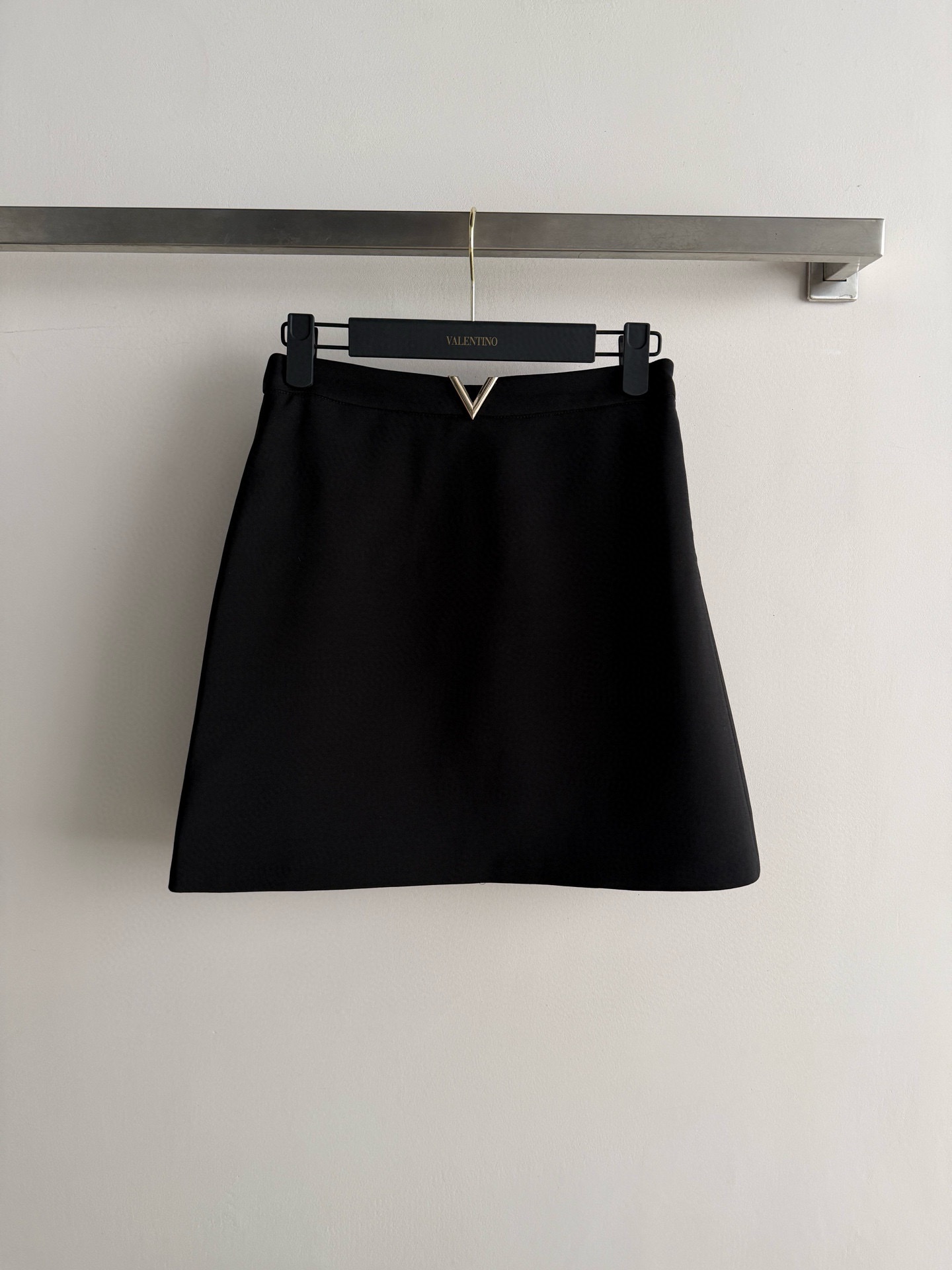 NO:805970,VALENTIN*26SS skirt has an A-line shape and metal V logo on the waist, which is simple and recognizable. The skirt is moderate in length, flatters the leg shape and looks smart. It goes well with shirts or sweaters. It can easily switch between intellectual or casual styles. The fabric is comfortable and durable, and you won’t be afraid of sitting for a long time. It is a versatile artifact in the wardrobe of working girls!  SML,,valentino,skirts,shirts,19860909VALENTIN*26SS半身裙A字版型+腰部金属V标,简约又有辨识度.裙长适中,修饰腿型又显干练,搭配衬衫或针织衫都很OK,轻松切换知性or休闲风～面料舒适耐穿,久坐也不怕,是职场女生衣橱里的百搭神器！SML,,valentino,skirts,shirts,,Women's clothing