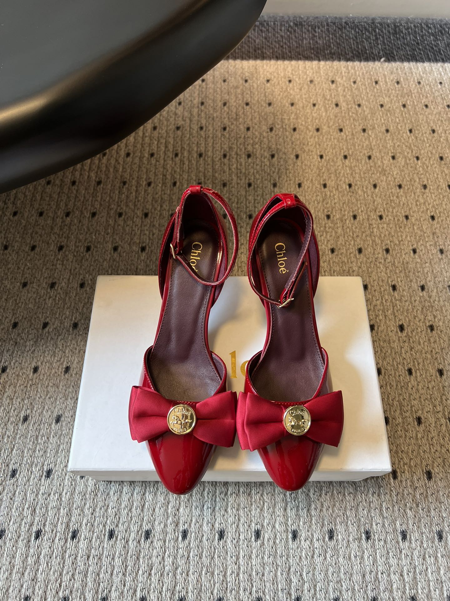 NO:784498,Chlo*26ss new spring and summer bow hollow high-heeled sandals. The combination of three-dimensional bow + metal round buckle is the soul of this pair of shoes. The sweet bow neutralizes the sophistication of the thick heel, and the metal round buckle adds a bit of coolness. It is sweet but not greasy, cool but not hard, and perfectly balances the sense of girliness and luxury. The classic hollow + one-word buckle design not only modifies the ankle line, but also firmly locks the foot shape so that it does not shake when walking;  The square-toe shoe type comes with a retro filter, which perfectly accommodates various foot types. It can be easily controlled by wide feet and fleshy feet. The upper foot becomes slender and delicate in seconds, and the leg lengthening effect is directly stretched. Patent leather upper, sheepskin lining, genuine leather outsole, size 35-41 (customized sizes 40 and 41 are non-refundable), heel height 6cm, high heels sandals, chloe, sandals, high heels, sheepskin, Leather soles19860909Chlo*26ss春夏新款蝴蝶结中空高跟凉鞋 立体蝴蝶结+金属圆扣的组合,是这双鞋的灵魂所在.甜美的蝴蝶结中和了粗跟的干练,金属圆扣又增添了几分酷飒感,甜而不腻,酷而不硬,完美平衡了少女感与高级感.经典中空+一字扣带设计,既修饰了脚踝线条,又能牢牢锁住脚型,走路不晃不掉； 方头鞋型自带复古滤镜,完美包容各种脚型,宽脚、肉脚都能轻松驾驭,上脚秒变纤细秀气的脚型,显腿长效果直接拉满. 鞋面漆皮 内里羊皮 大底真皮大底 size35-41码（40、41码定制不退换） 跟高6cm,高跟鞋凉鞋,chloe,sandals,high heels,sheepskin,Leather soles,Women's Shoes