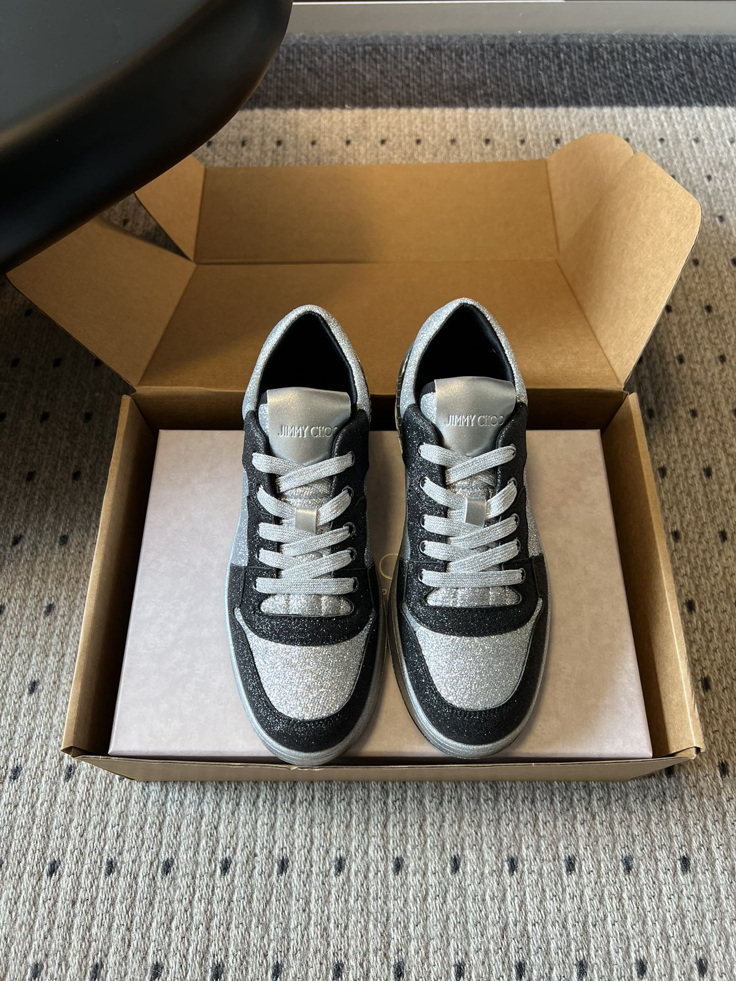 NO:784327,Purchasing agent Jimmy Cho* 26SS new spring and summer bling diamond color-blocked sneakers. The whole pair of shoes is covered with blingbling diamond design, with high-gloss on the feet, which instantly lights up the whole outfit and makes you turn heads!  The classic sneakers are neat and versatile, and the contrasting color design is individual without being ostentatious. The multiple colors are available to easily adapt to various styles. Whether it is daily outings or parties, they can make you the center of attention. Whether you are a blogger who pursues fashionable style or a fashionista who prefers eye-catching styles, this pair of shoes can accurately hit your preferences. The upper is Grete and the lining is elastic cloth. The outsole is TPU.  size 35-45 (women’s size 40, men’s size 45, no return or exchange) Heel height 3cm, casual shoes/sports shoes, jimmy choo, sneakers19860909代购级 Jimmy Cho* 26SS春夏新款闪钻拼色板鞋 整双鞋铺满blingbling的闪钻设计,上脚自带高光,瞬间点亮全身穿搭,回头率直接拉满！经典板鞋鞋型利落百搭,撞色设计个性又不张扬,多色可选轻松适配各种风格,不管是日常出街还是派对聚会,都能让你成为全场焦点. 不管是追求时髦的穿搭博主,还是偏爱吸睛款的时尚达人,这双鞋都能精准戳中你的喜好. 鞋面格力特 内里弹力布 大底TPU大底 size35-45码（女40码,男45码定制不退换） 跟高3cm,休闲鞋/运动鞋,jimmy choo,sneakers,Women's Shoes