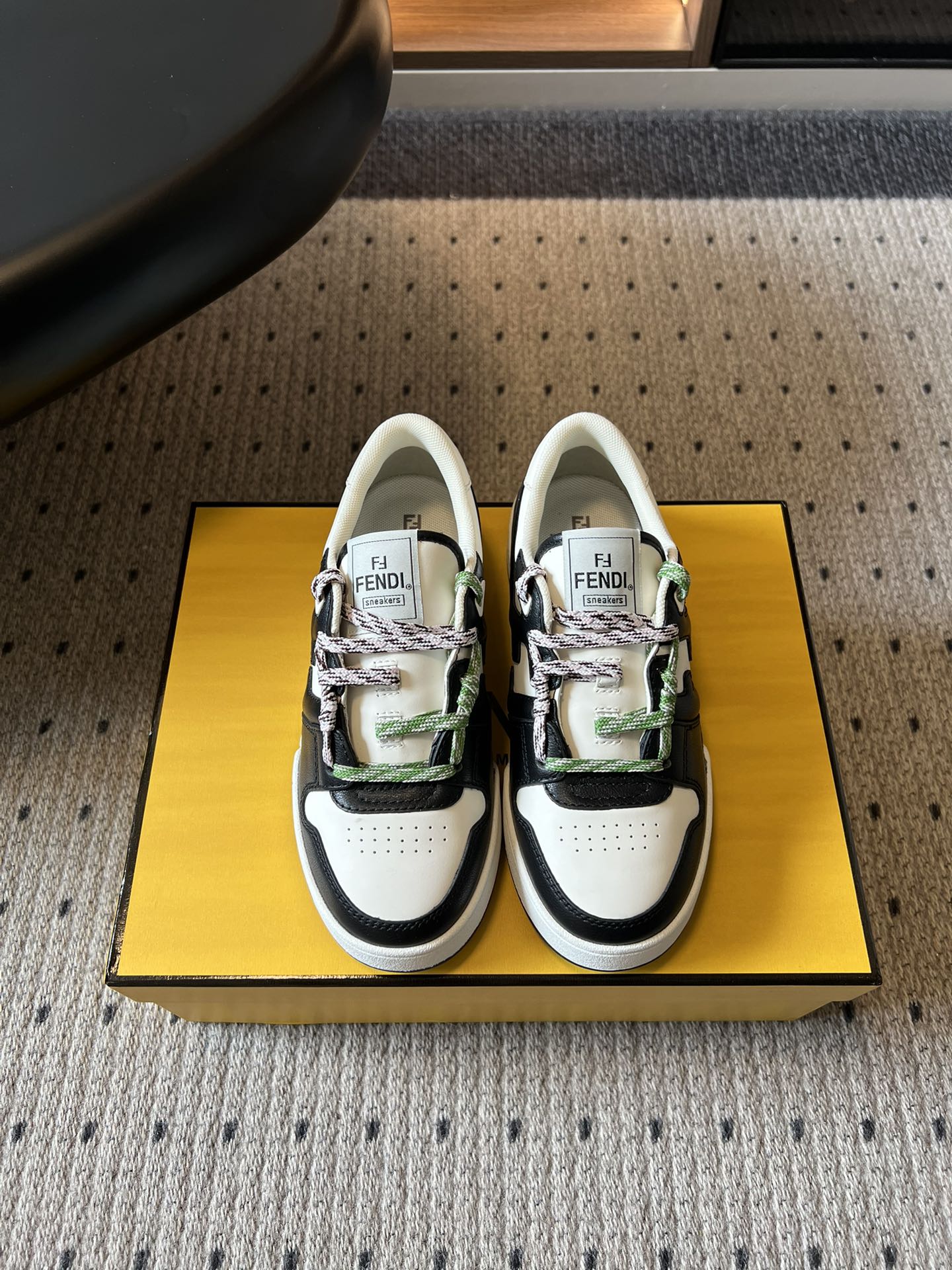 NO:784881,Top quality men's Fend*26ss new retro color-blocked sneakers for spring and summer. The retro color-blocked design that is instantly charming, paired with the iconic F-shaped shoelaces, every detail highlights the brand style, and the recognition is immediately high. It is a complete help for this year's outfit!  The shoe body is rich in layers, and the contrasting color design is individual without being ostentatious. The upper foot instantly becomes a street fashionista, making it easy to adapt to various styles. Available in multiple colors, it can easily adapt to various styles. Whether you are a fashion blogger or an urban beauty who prefers texture, this pair of shoes can accurately hit your preferences. Cowhide upper, mesh lining, TPU outsole, women's size 35-41, men's size 39-45 (women's size 40, 41)  Men's size 45 (customized, non-refundable) Heel height 3cm, casual shoes/sports shoes, fendi, sneakers, cowhide19860909顶级品质 男 Fend*26ss春夏新款复古拼色板鞋 一眼沦陷的复古拼色设计,搭配标志性F字鞋带,每一处细节都彰显品牌格调,辨识度直接拉满,完全是今年的穿搭神助攻！鞋身层次丰富,撞色设计个性又不张扬,上脚秒变街头时髦精,轻松拿捏各种穿搭风格. 多色可选,轻松适配各种穿搭风格,不管是追求时髦的穿搭博主,还是偏爱质感的都市丽人,这双鞋都能精准戳中你的喜好. 鞋面牛皮 内里网布 大底TPU大底 size女码35-41码 男码39-45（女40、41码 男45码定制不退换） 跟高3cm,休闲鞋/运动鞋,fendi,sneakers,cowhide,Women's Shoes