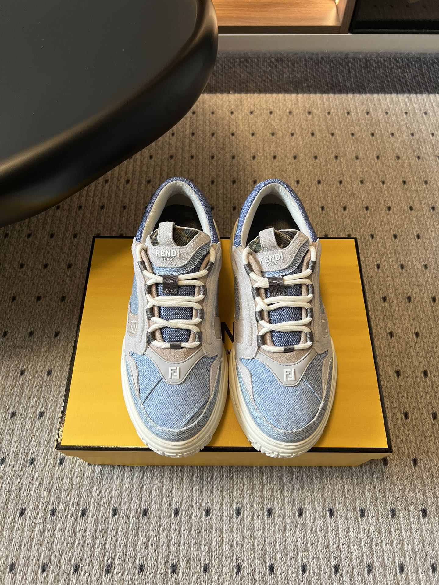 NO:784873,Top-quality Fend*26ss new retro thick-soled dad shoes for spring and summer. The retro color-blocking design is instantly charming. The rich-layered shoe body is matched with contrasting color laces. Every detail highlights the brand style and is instantly recognizable. It is a complete helper for this year's outfit!  Thick-soled platform shoes not only visually lengthen the proportions of the legs, making them longer in seconds, but also quietly increase height, easily creating a superior head-to-body ratio, and turning the feet into street fashion in seconds. The feel on the feet is even more surprising, the soft and elastic soles have a full cushioning effect, which makes walking for a long time not tiring, and the design that fits the foot shape makes every step comfortable, without sacrificing comfort for good looks. Genuine leather fabric upper, mesh lining, TPU outsole  size 39-45 (customized sizes 45 are non-returnable) Heel height 4cm, casual shoes/sports shoes, fendi, sneakers19860909顶级品质 Fend*26ss春夏新款复古厚底老爹鞋 一眼沦陷的复古拼色设计,层次丰富的鞋身搭配撞色鞋带,每一处细节都彰显品牌格调,辨识度直接拉满,完全是今年的穿搭神助攻！厚底松糕鞋型不仅视觉上拉长腿部比例,秒变大长腿,还能悄悄增高,轻松打造优越头身比,上脚秒变街头时髦精. 上脚的脚感更是惊喜,软弹的鞋底缓震效果拉满,久走不累,贴合脚型的设计让每一步都自在舒适,完全不用为了好看牺牲舒适度. 鞋面真皮织物面 内里网布 大底TPU大底 size39-45码（45码定制不退换） 跟高4cm,休闲鞋/运动鞋,fendi,sneakers,Women's Shoes