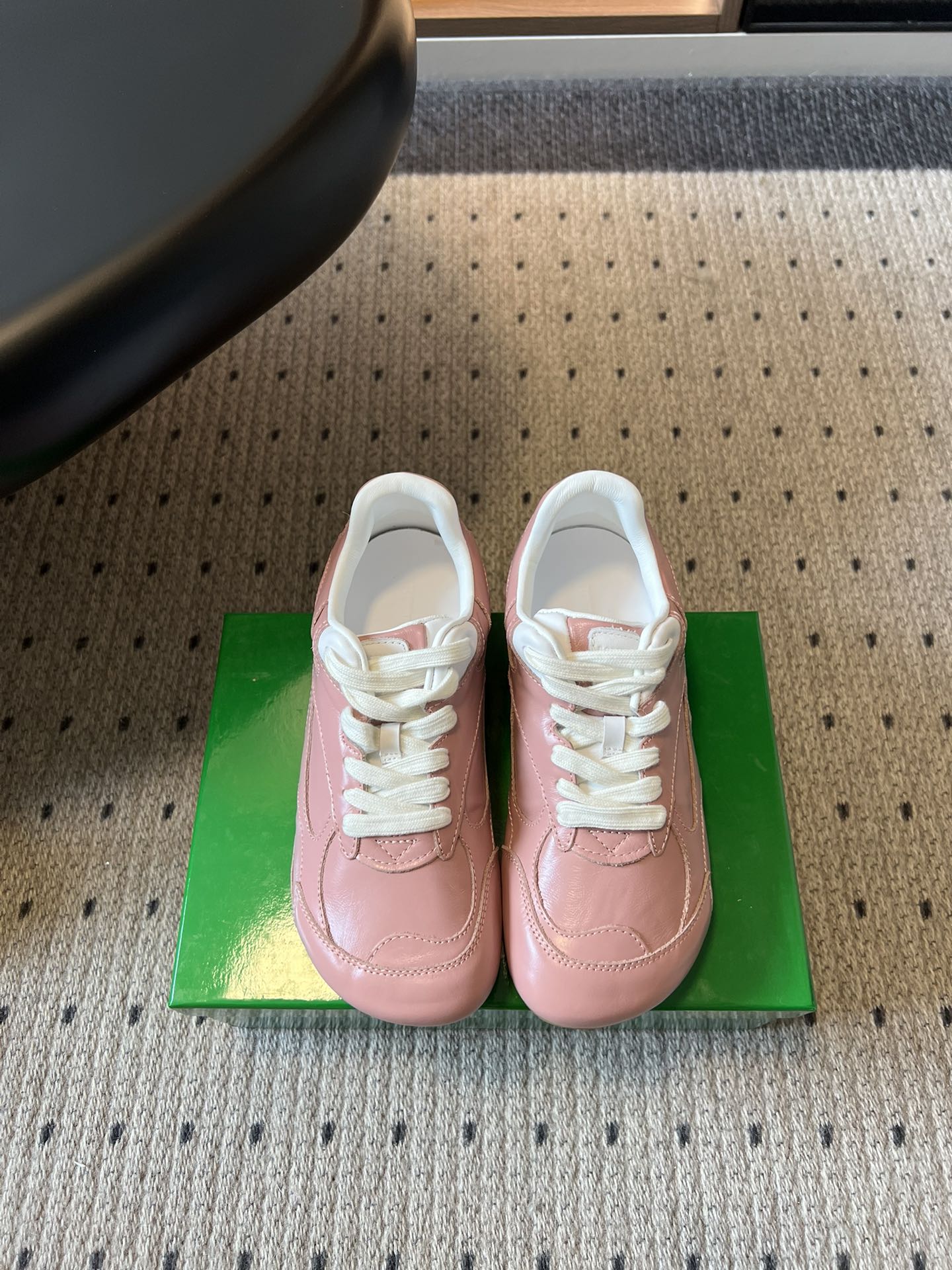 NO:784557,Bottega Venet*26ss early spring new retro moral training shoes  The classic retro style of Dexun shoes has been upgraded to a soft 'puff' texture, with a gentle filter on the feet. Available in three colors: cream white, cherry blossom pink, and metallic silver, each style has its own high-end atmosphere. The shoe body has simple and neat lines, and the rounded toe box modifies the foot shape, making the feet slimmer and smaller. It can easily match Korean relaxation and French laziness. It is a versatile king that can never go wrong in the shoe cabinet. This pair of Dexun shoes is the universal formula for dressing!  Paired with jeans + white T, it instantly transforms into a casual and relaxed everyday look; paired with a skirt, it is gentle and intellectual, suitable for commuting and dating. Environmentally friendly cowhide leather upper, sheepskin lining, rubber outsole, size 35-41 (customized sizes 40 and 41 are non-refundable), casual shoes/sports shoes, bottega veneta, sneakers, skirts, jeans, cowhide, sheepskin19860909Bottega Venet*26ss早春新款复古德训鞋 经典复古德训鞋型,升级为软乎乎的“泡芙”质感,上脚自带温柔滤镜.奶油白、樱花粉、金属银三色可选,每一款都自带高级氛围感.鞋身线条简约利落,圆润鞋头修饰脚型,显脚瘦显脚小,轻松拿捏韩系松弛感与法式慵懒风,是鞋柜里绝对不会出错的百搭王. 这双德训鞋是穿搭的万能公式！搭配牛仔裤+白T,秒变随性松弛的日常感；搭配半身裙,温柔知性,通勤约会都合适. 鞋面环保牛皮 内里羊皮 大底橡胶大底 size35-41码（40、41码定制不退换）,休闲鞋/运动鞋,bottega veneta,sneakers,skirts,jeans,cowhide,sheepskin,Women's Shoes
