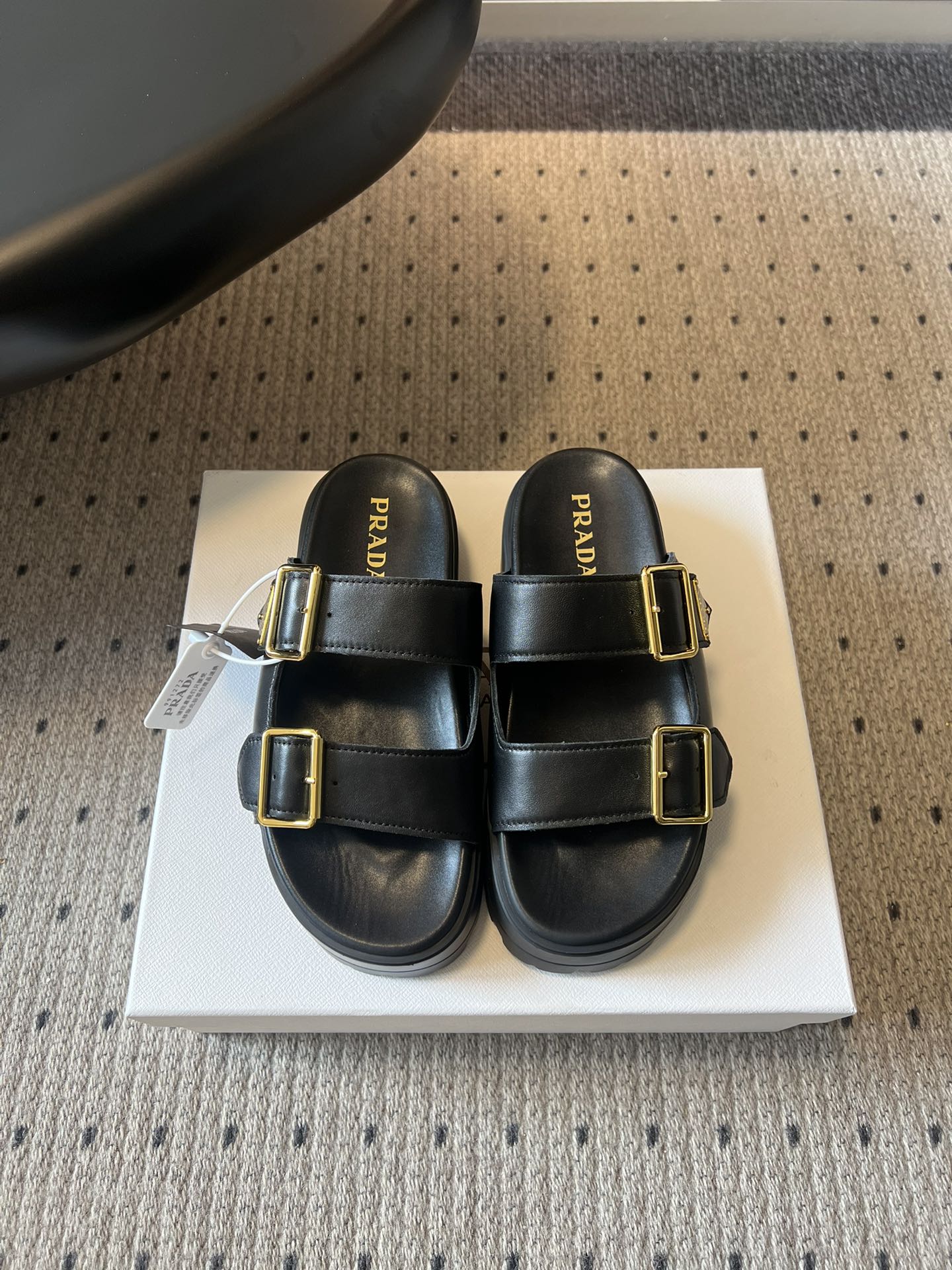 NO:784900,Top quality Prad *26ss new spring and summer double buckle thick-soled sandals. The classic double-buckle design is matched with textured hardware. Every detail highlights the brand style, low-key and high-end. The thick-soled platform shoes not only visually lengthen the proportion of the legs, making the legs longer in seconds, but also quietly increase the height, easily creating a superior head-to-body ratio. Multiple colors are available, whether it is daily commuting or going out on vacation, they can be easily adapted and versatile.  The feeling on the foot is even more surprising. The soft and elastic sole has a full cushioning effect, so you won't feel tired after walking for a long time. The design that fits the foot shape makes every step comfortable, and you don't have to sacrifice comfort for good looks. The upper is high-mered smooth cow suede and the lining is cow suede. The outsole is an original molded outsole. Sizes 35-41 (customized sizes 40 and 41 are non-refundable). Heel height 5cm, slippers, prada, slippers19860909顶级品质 Prad *26ss春夏新款双带扣厚底凉拖 经典双带扣设计搭配质感五金,每一处细节都彰显品牌格调,低调又高级.厚底松糕鞋型不仅视觉上拉长腿部比例,秒变大长腿,还能悄悄增高,轻松打造优越头身比.多色可选,不管是日常通勤还是度假出街,都能轻松适配,百搭不挑人. 上脚的脚感更是惊喜,软弹的鞋底缓震效果拉满,久走不累,贴合脚型的设计让每一步都自在舒适,完全不用为了好看牺牲舒适度. 鞋面高丝光牛反绒 内里牛反绒 大底原版开模大底 size35-41码（40、41码定制不退换） 跟高5cm,拖鞋,prada,slippers,Women's Shoes