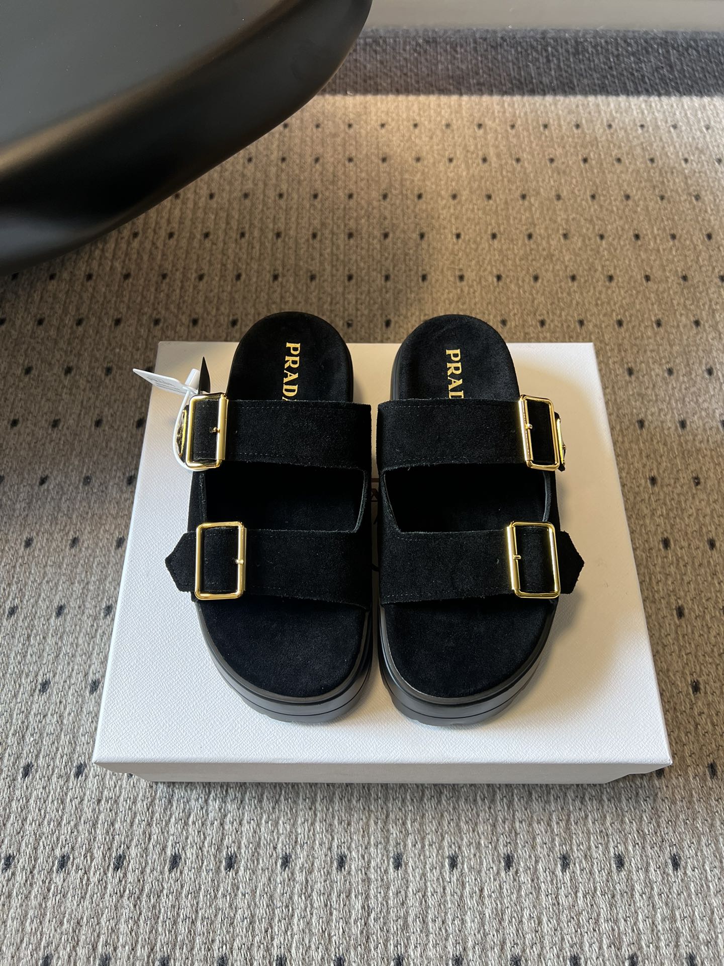 NO:784580,Prad *26ss new spring and summer double-buckle thick-soled sandals. The classic double-buckle design is matched with textured hardware. Every detail highlights the brand style, low-key and high-end. The thick-soled platform shoes not only visually lengthen the proportion of the legs, making the legs longer in seconds, but also quietly increase the height, easily creating a superior head-to-body ratio. Multiple colors are available, whether it is daily commuting or going out on vacation, they can be easily adapted and are versatile.  The feeling on the foot is even more surprising. The soft and elastic sole has a full cushioning effect, so you won't feel tired after walking for a long time. The design that fits the foot shape makes every step comfortable, and you don't have to sacrifice comfort for good looks. The upper is high-mered smooth cow suede and the lining is cow suede. The outsole is an original molded outsole. Sizes 35-41 (customized sizes 40 and 41 are non-refundable). Heel height 5cm, slippers, prada, slippers19860909Prad *26ss春夏新款双带扣厚底凉拖 经典双带扣设计搭配质感五金,每一处细节都彰显品牌格调,低调又高级.厚底松糕鞋型不仅视觉上拉长腿部比例,秒变大长腿,还能悄悄增高,轻松打造优越头身比.多色可选,不管是日常通勤还是度假出街,都能轻松适配,百搭不挑人. 上脚的脚感更是惊喜,软弹的鞋底缓震效果拉满,久走不累,贴合脚型的设计让每一步都自在舒适,完全不用为了好看牺牲舒适度. 鞋面高丝光牛反绒 内里牛反绒 大底原版开模大底 size35-41码（40、41码定制不退换） 跟高5cm,拖鞋,prada,slippers,Women's Shoes