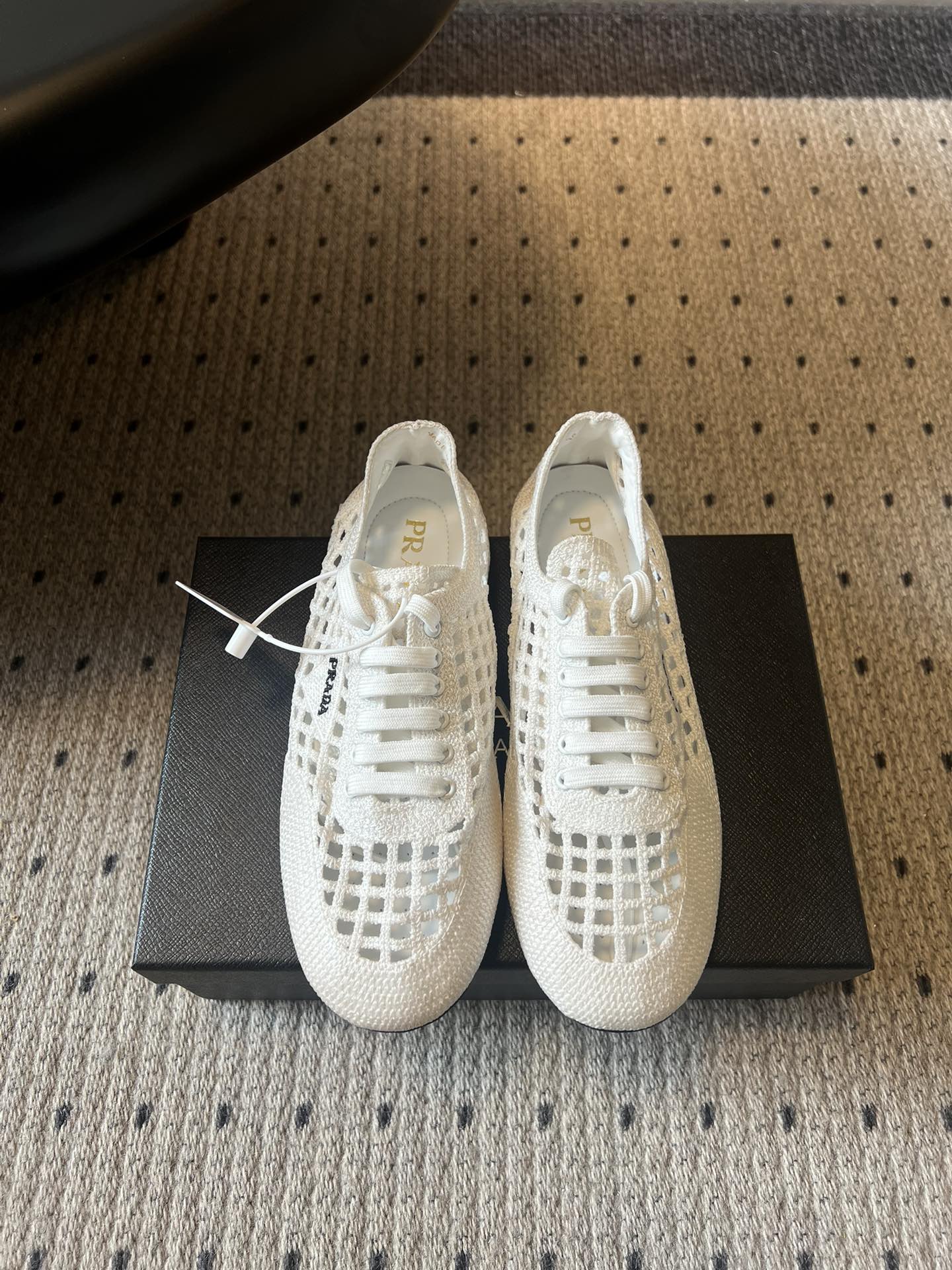 NO:784568,Prad *26ss new spring and summer mesh hollow casual shoes. The hollow mesh design that is captivating at a glance is a perfect match for this year!  The neat shoe shape has a sense of sophistication, and the transparent grid structure not only makes the appearance look great, but also makes the feet feel fresh and not stuffy. It is not suitable for spring and summer. Whether it is daily commuting or going out on the weekend, it can easily hold the whole scene. Paired with jeans, it gives a casual and relaxed urban feel, and with a small skirt, it can be worn with a sweet and cool contrast. Whoever wears one shoe knows how happy it is!  Whether you are a style blogger who pursues fashion or an urban beauty who prefers practical texture, this pair of shoes can accurately hit your preferences. Electrically embroidered upper, sheepskin lining, original open molded outsole, size 35-41 (customized sizes 40 and 41 are non-returnable), casual shoes/sports shoes, prada, sneakers, skirts, jeans, sheepskin19860909Prad *26ss春夏新款网格镂空休闲鞋 一眼沦陷的镂空网格设计,完全是今年的穿搭神助攻！利落的鞋型自带精致感,通透的网格结构不仅颜值拉满,上脚更是清爽不闷脚,春夏穿简直不要太合适～不管是日常通勤还是周末出街,它都能轻松hold住全场.搭配牛仔裤是随性松弛的都市感,配小裙子又能穿出甜酷反差感,一鞋多穿的快乐谁穿谁知道！ 不管是追求时髦的穿搭博主,还是偏爱实用质感的都市丽人,这双鞋都能精准戳中你的喜好. 鞋面电绣鞋面 内里羊皮 大底原版开模大底 size35-41码（40、41码定制不退换）,休闲鞋/运动鞋,prada,sneakers,skirts,jeans,sheepskin,Women's Shoes