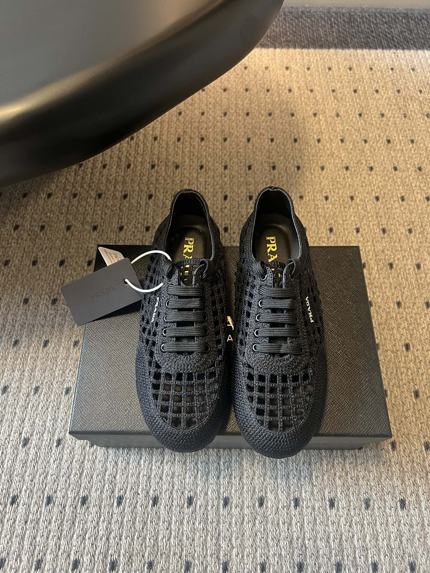 NO:784572,Prad *26ss new spring and summer mesh hollow casual shoes. The hollow mesh design that is captivating at a glance is a perfect match for this year!  The neat shoe shape has a sense of sophistication, and the transparent grid structure not only makes the appearance look great, but also makes the feet feel fresh and not stuffy. It is not suitable for spring and summer. Whether it is daily commuting or going out on the weekend, it can easily hold the whole scene. Paired with jeans, it gives a casual and relaxed urban feel, and with a small skirt, it can be worn with a sweet and cool contrast. Whoever wears one shoe knows how happy it is!  Whether you are a style blogger who pursues fashion or an urban beauty who prefers practical texture, this pair of shoes can accurately hit your preferences. Electrically embroidered upper, sheepskin lining, original open molded outsole, size 35-41 (customized sizes 40 and 41 are non-returnable), casual shoes/sports shoes, prada, sneakers, skirts, jeans, sheepskin19860909Prad *26ss春夏新款网格镂空休闲鞋 一眼沦陷的镂空网格设计,完全是今年的穿搭神助攻！利落的鞋型自带精致感,通透的网格结构不仅颜值拉满,上脚更是清爽不闷脚,春夏穿简直不要太合适～不管是日常通勤还是周末出街,它都能轻松hold住全场.搭配牛仔裤是随性松弛的都市感,配小裙子又能穿出甜酷反差感,一鞋多穿的快乐谁穿谁知道！ 不管是追求时髦的穿搭博主,还是偏爱实用质感的都市丽人,这双鞋都能精准戳中你的喜好. 鞋面电绣鞋面 内里羊皮 大底原版开模大底 size35-41码（40、41码定制不退换）,休闲鞋/运动鞋,prada,sneakers,skirts,jeans,sheepskin,Women's Shoes