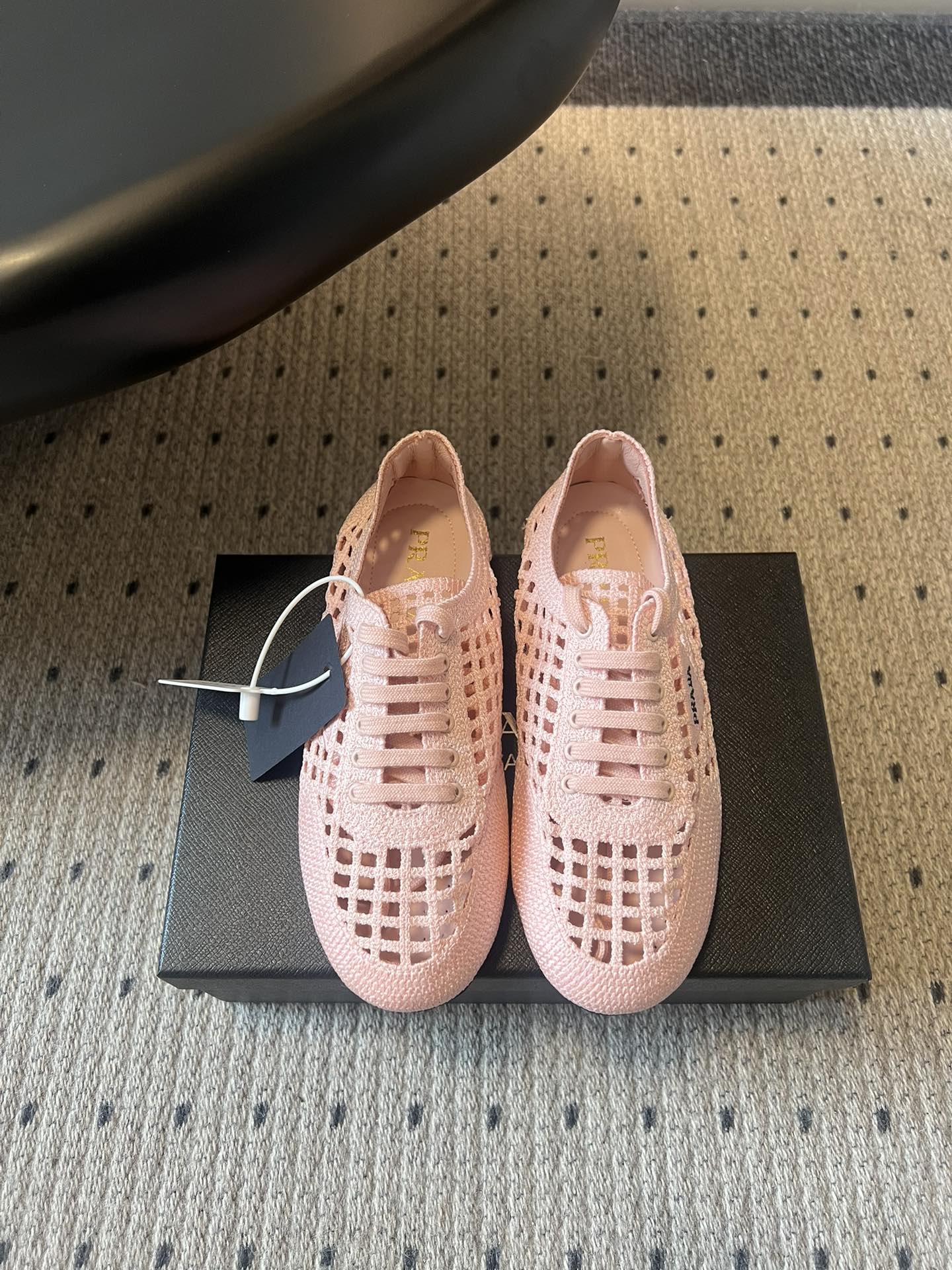 NO:784904,Top quality Prad *26ss new spring and summer mesh hollow casual shoes. The hollow mesh design that is captivating at a glance is a complete help for this year's outfit!  The neat shoe shape has a sense of sophistication, and the transparent grid structure not only makes the appearance look great, but also makes the feet feel fresh and not stuffy. It is not suitable for spring and summer. Whether it is daily commuting or going out on the weekend, it can easily hold the whole scene. Paired with jeans, it gives a casual and relaxed urban feel, and with a small skirt, it can be worn with a sweet and cool contrast. Whoever wears one shoe knows how happy it is!  Whether you are a style blogger who pursues fashion or an urban beauty who prefers practical texture, this pair of shoes can accurately hit your preferences. Electrically embroidered upper, sheepskin lining, original open molded outsole, size 35-41 (customized sizes 40 and 41 are non-returnable), casual shoes/sports shoes, prada, sneakers, skirts, jeans, sheepskin19860909顶级品质 Prad *26ss春夏新款网格镂空休闲鞋 一眼沦陷的镂空网格设计,完全是今年的穿搭神助攻！利落的鞋型自带精致感,通透的网格结构不仅颜值拉满,上脚更是清爽不闷脚,春夏穿简直不要太合适～不管是日常通勤还是周末出街,它都能轻松hold住全场.搭配牛仔裤是随性松弛的都市感,配小裙子又能穿出甜酷反差感,一鞋多穿的快乐谁穿谁知道！ 不管是追求时髦的穿搭博主,还是偏爱实用质感的都市丽人,这双鞋都能精准戳中你的喜好. 鞋面电绣鞋面 内里羊皮 大底原版开模大底 size35-41码（40、41码定制不退换）,休闲鞋/运动鞋,prada,sneakers,skirts,jeans,sheepskin,Women's Shoes