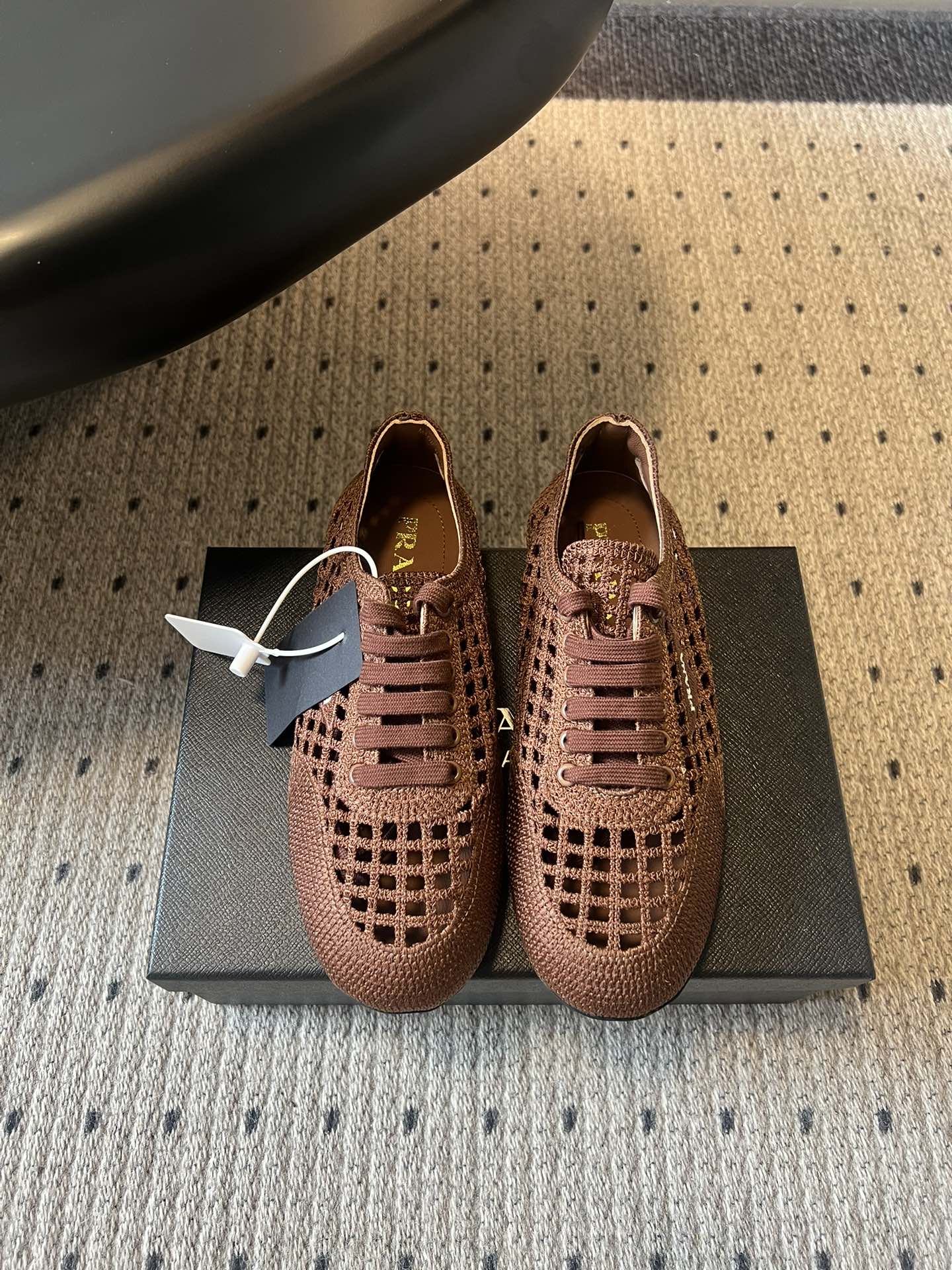 NO:784576,Prad *26ss new spring and summer mesh hollow casual shoes. The hollow mesh design that is captivating at a glance is a perfect match for this year!  The neat shoe shape has a sense of sophistication, and the transparent grid structure not only makes the appearance look great, but also makes the feet feel fresh and not stuffy. It is not suitable for spring and summer. Whether it is daily commuting or going out on the weekend, it can easily hold the whole scene. Paired with jeans, it gives a casual and relaxed urban feel, and with a small skirt, it can be worn with a sweet and cool contrast. Whoever wears one shoe knows how happy it is!  Whether you are a style blogger who pursues fashion or an urban beauty who prefers practical texture, this pair of shoes can accurately hit your preferences. Electrically embroidered upper, sheepskin lining, original open molded outsole, size 35-41 (customized sizes 40 and 41 are non-returnable), casual shoes/sports shoes, prada, sneakers, skirts, jeans, sheepskin19860909Prad *26ss春夏新款网格镂空休闲鞋 一眼沦陷的镂空网格设计,完全是今年的穿搭神助攻！利落的鞋型自带精致感,通透的网格结构不仅颜值拉满,上脚更是清爽不闷脚,春夏穿简直不要太合适～不管是日常通勤还是周末出街,它都能轻松hold住全场.搭配牛仔裤是随性松弛的都市感,配小裙子又能穿出甜酷反差感,一鞋多穿的快乐谁穿谁知道！ 不管是追求时髦的穿搭博主,还是偏爱实用质感的都市丽人,这双鞋都能精准戳中你的喜好. 鞋面电绣鞋面 内里羊皮 大底原版开模大底 size35-41码（40、41码定制不退换）,休闲鞋/运动鞋,prada,sneakers,skirts,jeans,sheepskin,Women's Shoes