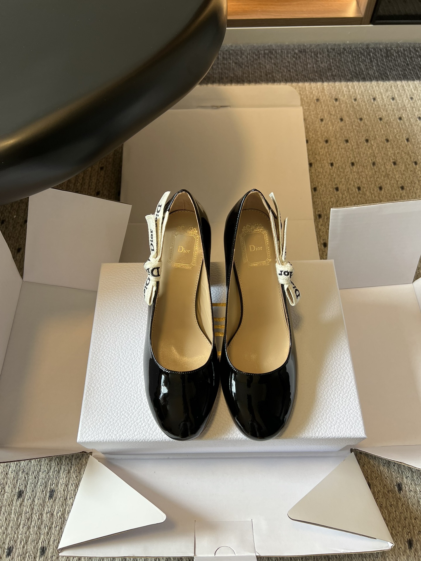 NO:784888,The top-quality Dio*26SS new round-toe patent leather shoes for spring and summer are designed to perfectly capture the French retro aesthetic, with iconic decorative embellishments and low-key recognition. The rounded toe box and neat lines can not only modify the foot shape, but also have an effortless gentle temperament. Whether it is paired with a commuting outfit or a date dress, it can easily create an elegant atmosphere.  The foot feel experience is also completely online, the shoe shape fits the foot shape, and there is no discomfort when the upper foot is squeezed. The soft lining allows you to maintain comfort even if you wear it for a long time. Upper cow patent leather, lining sheepskin outsole, Italian genuine leather outsole, size 35-42 (customized sizes 40, 41, and 42 are non-refundable). Heel height 8cm, single shoes, dior, skirts, sheepskin, Leather soles19860909顶级品质 Dio*26SS春夏新款圆头漆皮单鞋 设计上完美踩中了法式复古的审美点,标志性的装饰点缀,自带低调的辨识度,圆润的鞋头搭配利落的线条,既能修饰脚型,又自带毫不费力的温柔气质,不管是搭配通勤装还是约会裙装,都能轻松穿出优雅氛围感. 脚感体验也完全在线,鞋型贴合脚型,上脚完全不会有挤脚的不适感,软乎乎的内里让久穿也能保持舒适感. 鞋面牛漆皮 内里羊皮 大底意大利真皮大底 size35-42码（40、41、42码定制不退换） 跟高8cm,单鞋,dior,skirts,sheepskin,Leather soles,Women's Shoes