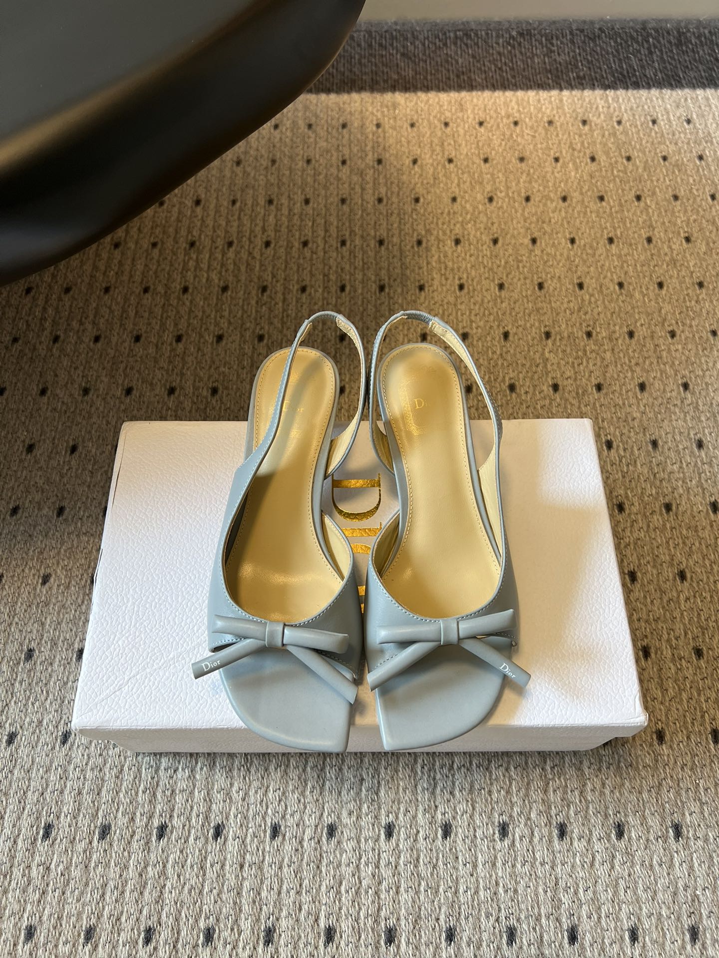 NO:784525,Dio*26SS new spring and summer bow square toe back strap sandals are a summer favorite with a French sweet girl atmosphere. This pair directly welds gentleness and delicacy on the feet. The design perfectly hits the aesthetic point of a girl's heart. The delicate bow on the toe is paired with a neat square toe shoe shape. It comes with French retro filters, soft lines and fresh colors. Whether it is paired with a dress or wide-leg pants, you can easily wear it with a sweet but not greasy temperament.  If you want a pair of summer sandals that are both gentle, versatile and high-end, you can really rush into this pair with your eyes closed. They are perfect for daily wear or dating occasions, and you can easily wear them with an effortless sense of sweet girl elegance. Silk upper/cowhide leather lining Cowhide leather outsole Size 35-42 (customized sizes 40, 41, 42 are non-refundable) Heel height 4cm, sandals, dior, sandals, skirts, cowhide, Leather soles19860909Dio*26SS春夏新款蝴蝶结方头后绊带凉鞋 自带法式甜妹氛围感的夏日心动款,这双直接把温柔和精致焊在了脚上.设计上完美踩中了少女心的审美点,鞋头精致的蝴蝶结搭配利落的方头鞋型,自带法式复古滤镜,柔和的线条和清新的配色,不管是搭配连衣裙还是阔腿裤,都能轻松穿出甜而不腻的温柔气质. 想要一双兼顾温柔、百搭和高级感的夏日凉鞋,这双真的可以闭眼冲,不管是日常穿搭还是约会场合都能完美适配,轻松穿出毫不费力的甜妹贵气感. 鞋面丝绸/牛皮 内里牛皮 大底真皮大底 size35-42码（40、41、42码定制不退换） 跟高4cm,凉鞋,dior,sandals,skirts,cowhide,Leather soles,Women's Shoes