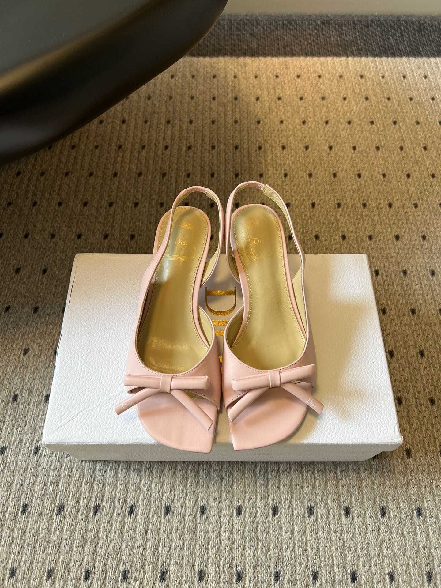 NO:784491,Dio*26SS new spring and summer bow square toe back strap sandals are a summer favorite with a French sweet girl atmosphere. This pair directly welds gentleness and delicacy on the feet. The design perfectly hits the aesthetic point of a girl's heart. The delicate bow on the toe is paired with a neat square toe shoe shape. It comes with French retro filters, soft lines and fresh colors. Whether it is paired with a dress or wide-leg pants, you can easily wear it with a sweet but not greasy temperament.  If you want a pair of summer sandals that are both gentle, versatile and high-end, you can really rush into this pair with your eyes closed. They are perfect for daily wear or dating occasions, and you can easily wear them with an effortless sense of sweet girl elegance. Silk upper/cowhide leather lining Cowhide leather outsole Size 35-42 (customized sizes 40, 41, 42 are non-refundable) Heel height 4cm, sandals, dior, sandals, skirts, cowhide, Leather soles19860909Dio*26SS春夏新款蝴蝶结方头后绊带凉鞋 自带法式甜妹氛围感的夏日心动款,这双直接把温柔和精致焊在了脚上.设计上完美踩中了少女心的审美点,鞋头精致的蝴蝶结搭配利落的方头鞋型,自带法式复古滤镜,柔和的线条和清新的配色,不管是搭配连衣裙还是阔腿裤,都能轻松穿出甜而不腻的温柔气质. 想要一双兼顾温柔、百搭和高级感的夏日凉鞋,这双真的可以闭眼冲,不管是日常穿搭还是约会场合都能完美适配,轻松穿出毫不费力的甜妹贵气感. 鞋面丝绸/牛皮 内里牛皮 大底真皮大底 size35-42码（40、41、42码定制不退换） 跟高4cm,凉鞋,dior,sandals,skirts,cowhide,Leather soles,Women's Shoes