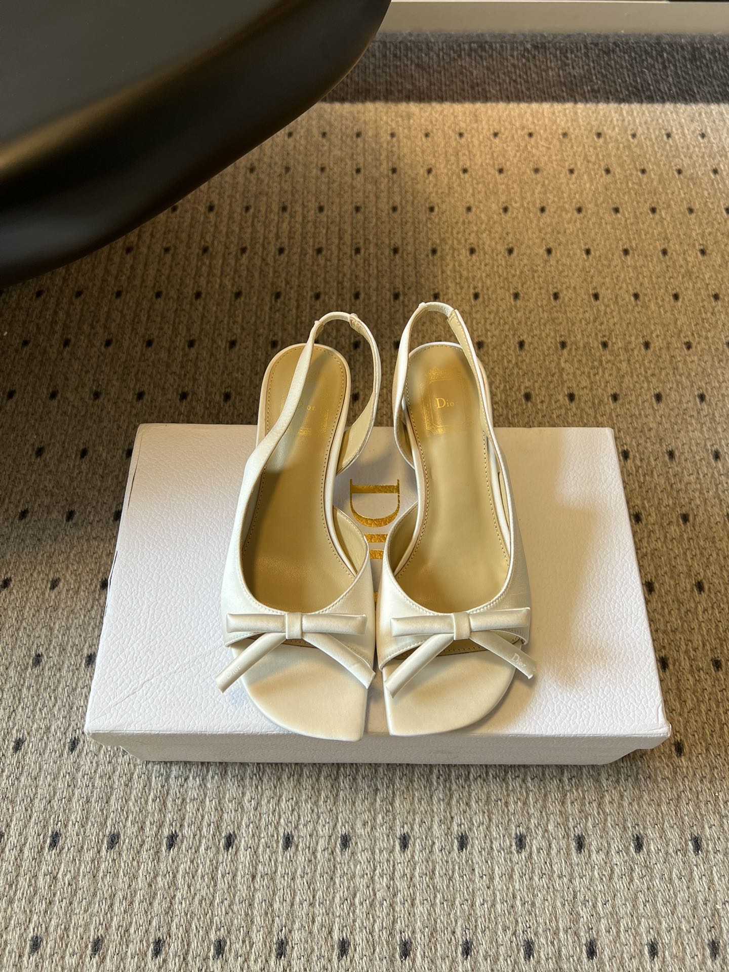 NO:784496,Dio*26SS new spring and summer bow square toe back strap sandals are a summer favorite with a French sweet girl atmosphere. This pair directly welds gentleness and delicacy on the feet. The design perfectly hits the aesthetic point of a girl's heart. The delicate bow on the toe is paired with a neat square toe shoe shape. It comes with French retro filters, soft lines and fresh colors. Whether it is paired with a dress or wide-leg pants, you can easily wear it with a sweet but not greasy temperament.  If you want a pair of summer sandals that are both gentle, versatile and high-end, you can really rush into this pair with your eyes closed. They are perfect for daily wear or dating occasions, and you can easily wear them with an effortless sense of sweet girl elegance. Silk upper/cowhide leather lining Cowhide leather outsole Size 35-42 (customized sizes 40, 41, 42 are non-refundable) Heel height 4cm, sandals, dior, sandals, skirts, cowhide, Leather soles19860909Dio*26SS春夏新款蝴蝶结方头后绊带凉鞋 自带法式甜妹氛围感的夏日心动款,这双直接把温柔和精致焊在了脚上.设计上完美踩中了少女心的审美点,鞋头精致的蝴蝶结搭配利落的方头鞋型,自带法式复古滤镜,柔和的线条和清新的配色,不管是搭配连衣裙还是阔腿裤,都能轻松穿出甜而不腻的温柔气质. 想要一双兼顾温柔、百搭和高级感的夏日凉鞋,这双真的可以闭眼冲,不管是日常穿搭还是约会场合都能完美适配,轻松穿出毫不费力的甜妹贵气感. 鞋面丝绸/牛皮 内里牛皮 大底真皮大底 size35-42码（40、41、42码定制不退换） 跟高4cm,凉鞋,dior,sandals,skirts,cowhide,Leather soles,Women's Shoes