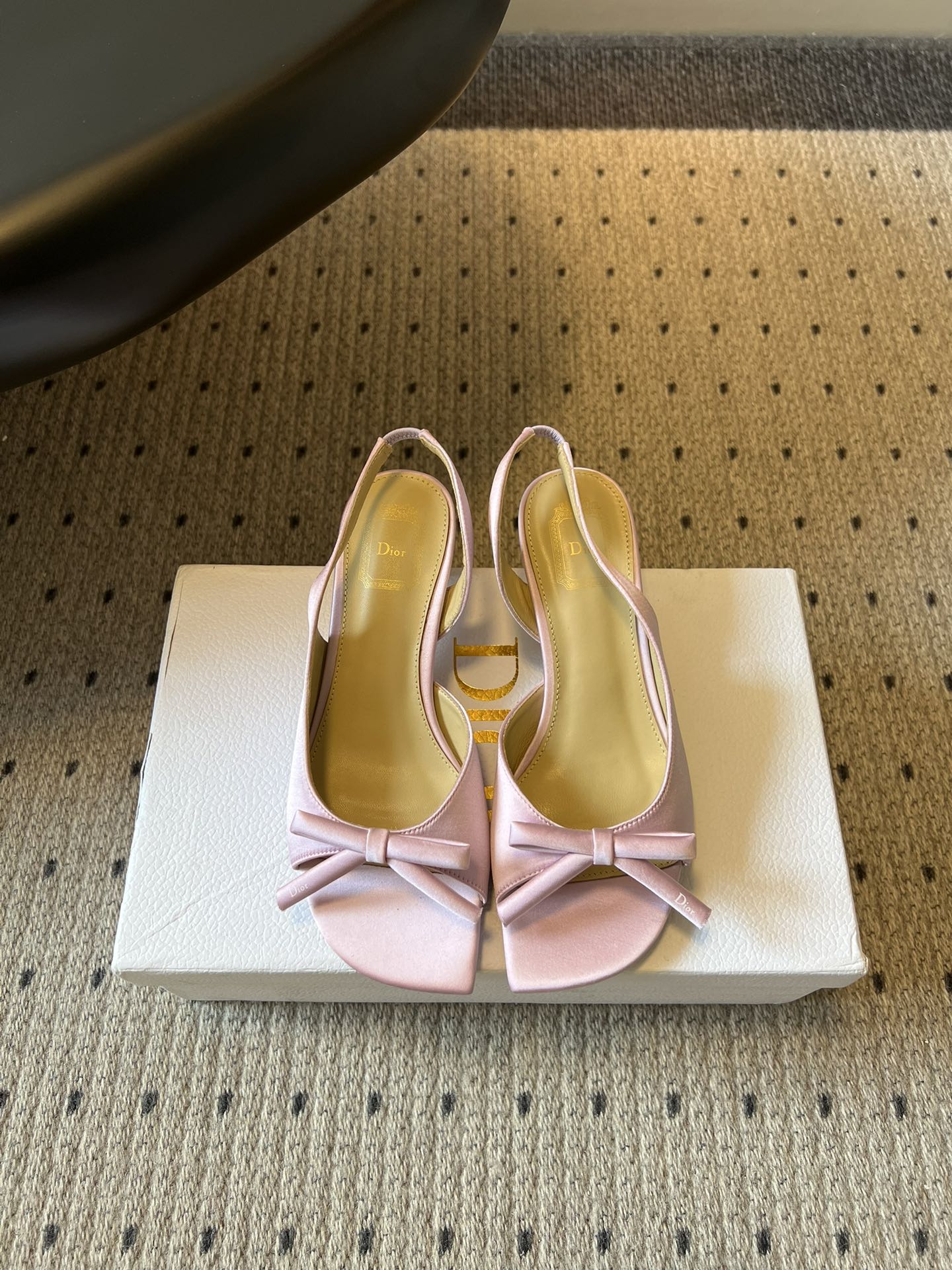 NO:784868,Top quality Dio*26SS spring and summer new bow square toe back strap sandals. An exciting summer style with a French sweet girl vibe, this pair directly welds gentleness and delicacy on the feet. The design perfectly hits the aesthetic point of a girl's heart. The delicate bow on the toe is paired with a neat square toe shoe shape. It comes with French retro filters, soft lines and fresh colors. Whether it is paired with a dress or wide-leg pants, you can easily wear it with a sweet but not greasy temperament.  If you want a pair of summer sandals that are both gentle, versatile and high-end, you can really rush into this pair with your eyes closed. They are perfect for daily wear or dating occasions, and you can easily wear them with an effortless sense of sweet girl elegance. Silk upper/cowhide leather lining Cowhide leather outsole Size 35-42 (customized sizes 40, 41, 42 are non-refundable) Heel height 4cm, sandals, dior, sandals, skirts, cowhide, Leather soles19860909顶级品质 Dio*26SS春夏新款蝴蝶结方头后绊带凉鞋 自带法式甜妹氛围感的夏日心动款,这双直接把温柔和精致焊在了脚上.设计上完美踩中了少女心的审美点,鞋头精致的蝴蝶结搭配利落的方头鞋型,自带法式复古滤镜,柔和的线条和清新的配色,不管是搭配连衣裙还是阔腿裤,都能轻松穿出甜而不腻的温柔气质. 想要一双兼顾温柔、百搭和高级感的夏日凉鞋,这双真的可以闭眼冲,不管是日常穿搭还是约会场合都能完美适配,轻松穿出毫不费力的甜妹贵气感. 鞋面丝绸/牛皮 内里牛皮 大底真皮大底 size35-42码（40、41、42码定制不退换） 跟高4cm,凉鞋,dior,sandals,skirts,cowhide,Leather soles,Women's Shoes