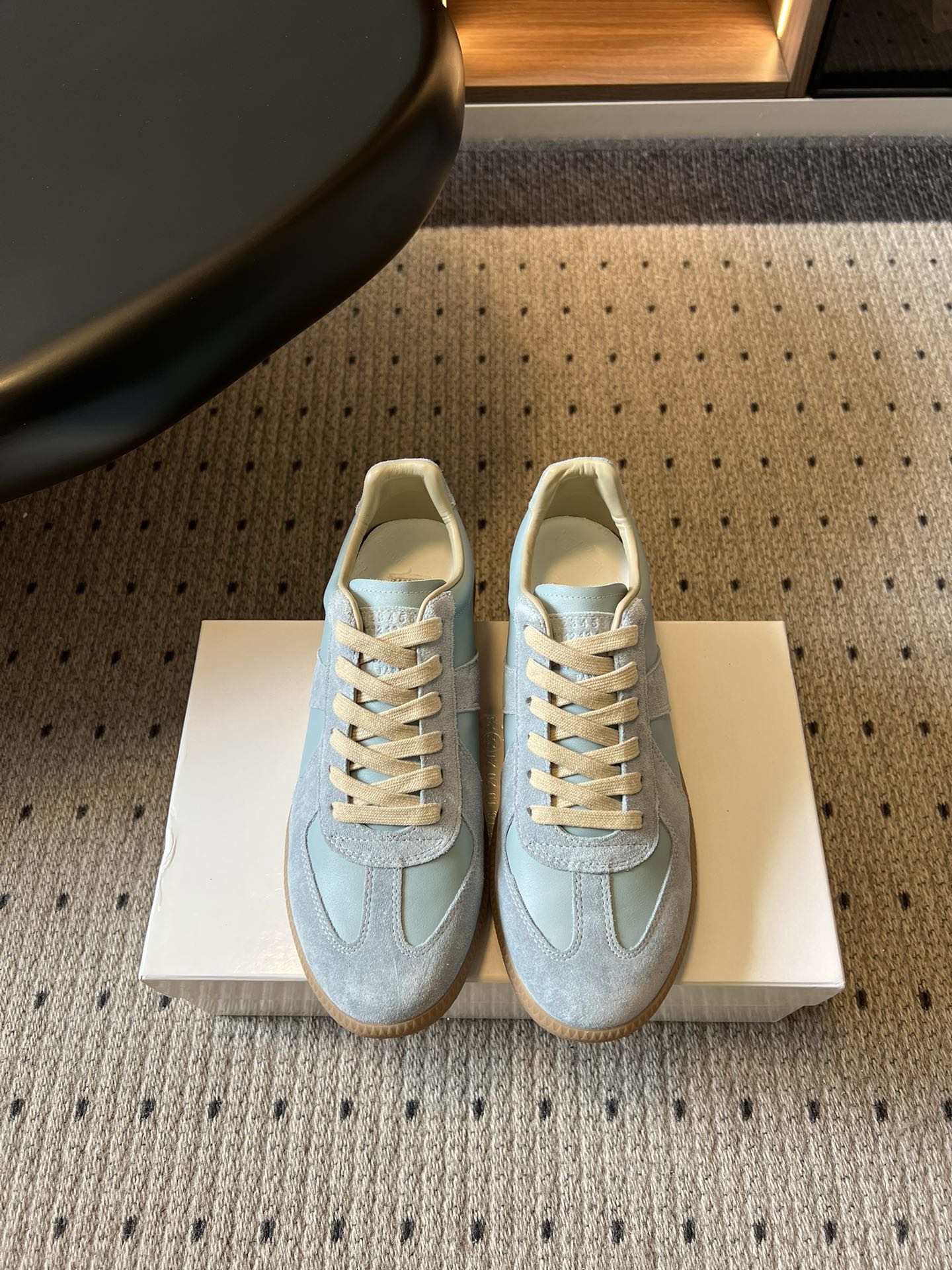 NO:784522,Maison Margiel*26SS new retro moral training shoes for spring and summer. The evergreen style has a retro and relaxed feel. This pair directly welds low-key texture and versatile attributes to the feet!  The design perfectly hits the core point of retro aesthetics. The classic shoe shape is matched with neat splicing lines, which is self-recognizable without being overly ostentatious. The soft color matching has a low-saturated atmosphere. Whether it is paired with casual wear or light commuting wear, it can easily be worn with the same texture as the blogger. In terms of details, the texture is stretched to the extreme. The delicate workmanship and material splicing instantly enhance the style of the entire pair of shoes. They are low-key and unobtrusive, with a retro and high-end atmosphere.  Cowhide upper, cowhide lining, outsole, original molded outsole, size 35-46 (customized size 46 is non-refundable), heel height 2.5cm, casual shoes/sports shoes, sneakers, cowhide19860909Maison Margiel*26SS 春夏新款复古德训鞋 自带复古松弛感的万年青款,这双直接把低调质感与百搭属性焊在了脚上！设计上完美踩中了复古审美的核心点,经典的鞋型搭配利落的拼接线条,自带辨识度的同时又不会过分张扬,柔和的配色自带低饱和氛围感,不管是搭配休闲装还是轻通勤穿搭,都能轻松穿出毫不费力的博主同款质感. 细节上更是把质感拉到极致,细腻的做工和材质拼接让整双鞋的格调瞬间提升,低调又不张扬,自带复古高级氛围. 鞋面牛皮 内里牛皮 大底原版开模大底 size35-46码（46码定制不退换） 跟高2.5cm,休闲鞋/运动鞋,sneakers,cowhide,Women's Shoes