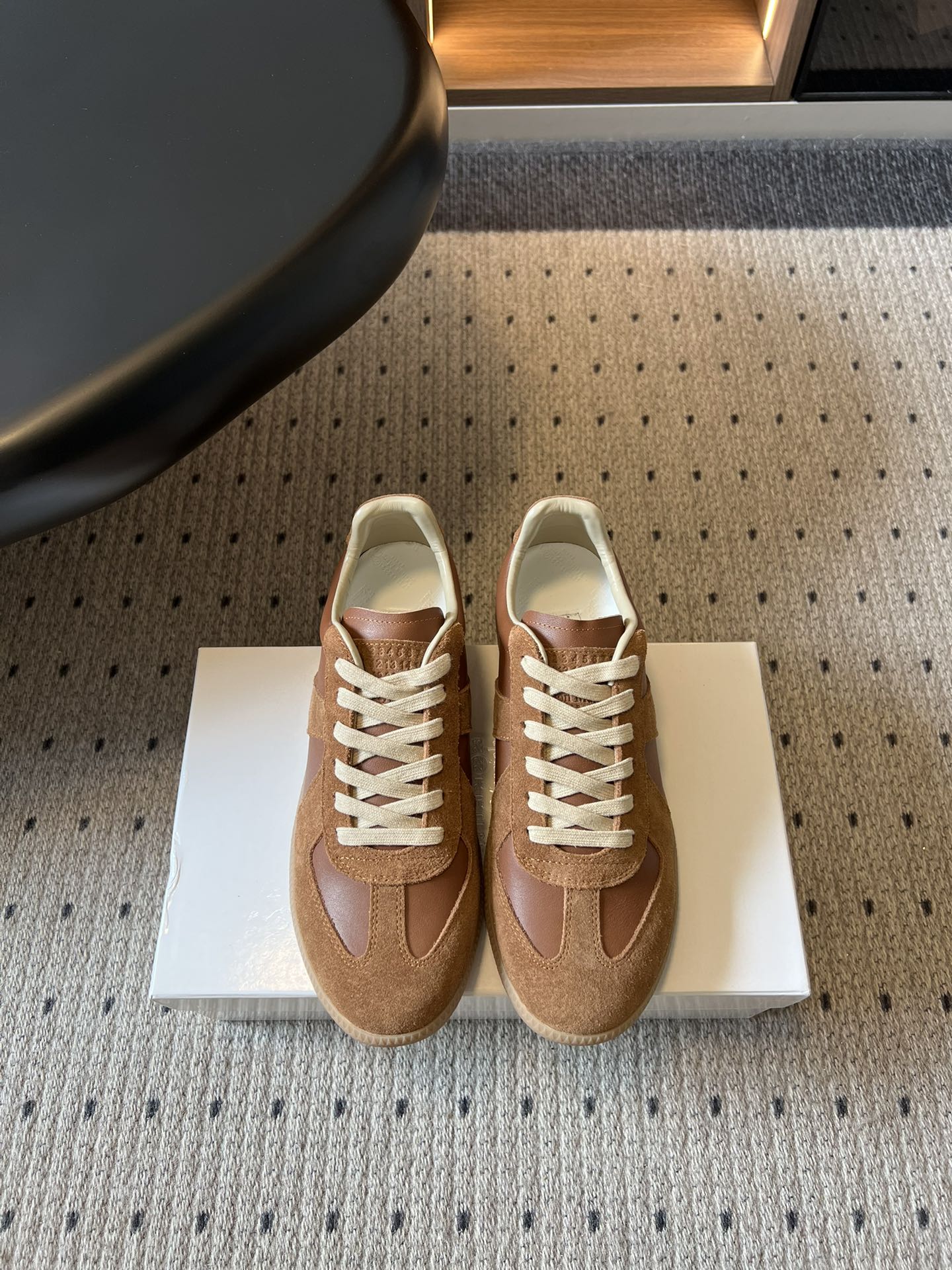 NO:784524,Maison Margiel*26SS new retro moral training shoes for spring and summer. The evergreen style has a retro and relaxed feel. This pair directly welds low-key texture and versatile attributes to the feet!  The design perfectly hits the core point of retro aesthetics. The classic shoe shape is matched with neat splicing lines, which is self-recognizable without being overly ostentatious. The soft color matching has a low-saturated atmosphere. Whether it is paired with casual wear or light commuting wear, it can easily be worn with the same texture as the blogger. In terms of details, the texture is stretched to the extreme. The delicate workmanship and material splicing instantly enhance the style of the entire pair of shoes. They are low-key and unobtrusive, with a retro and high-end atmosphere.  Cowhide upper, cowhide lining, outsole, original molded outsole, size 35-46 (customized size 46 is non-refundable), heel height 2.5cm, casual shoes/sports shoes, sneakers, cowhide19860909Maison Margiel*26SS 春夏新款复古德训鞋 自带复古松弛感的万年青款,这双直接把低调质感与百搭属性焊在了脚上！设计上完美踩中了复古审美的核心点,经典的鞋型搭配利落的拼接线条,自带辨识度的同时又不会过分张扬,柔和的配色自带低饱和氛围感,不管是搭配休闲装还是轻通勤穿搭,都能轻松穿出毫不费力的博主同款质感. 细节上更是把质感拉到极致,细腻的做工和材质拼接让整双鞋的格调瞬间提升,低调又不张扬,自带复古高级氛围. 鞋面牛皮 内里牛皮 大底原版开模大底 size35-46码（46码定制不退换） 跟高2.5cm,休闲鞋/运动鞋,sneakers,cowhide,Women's Shoes
