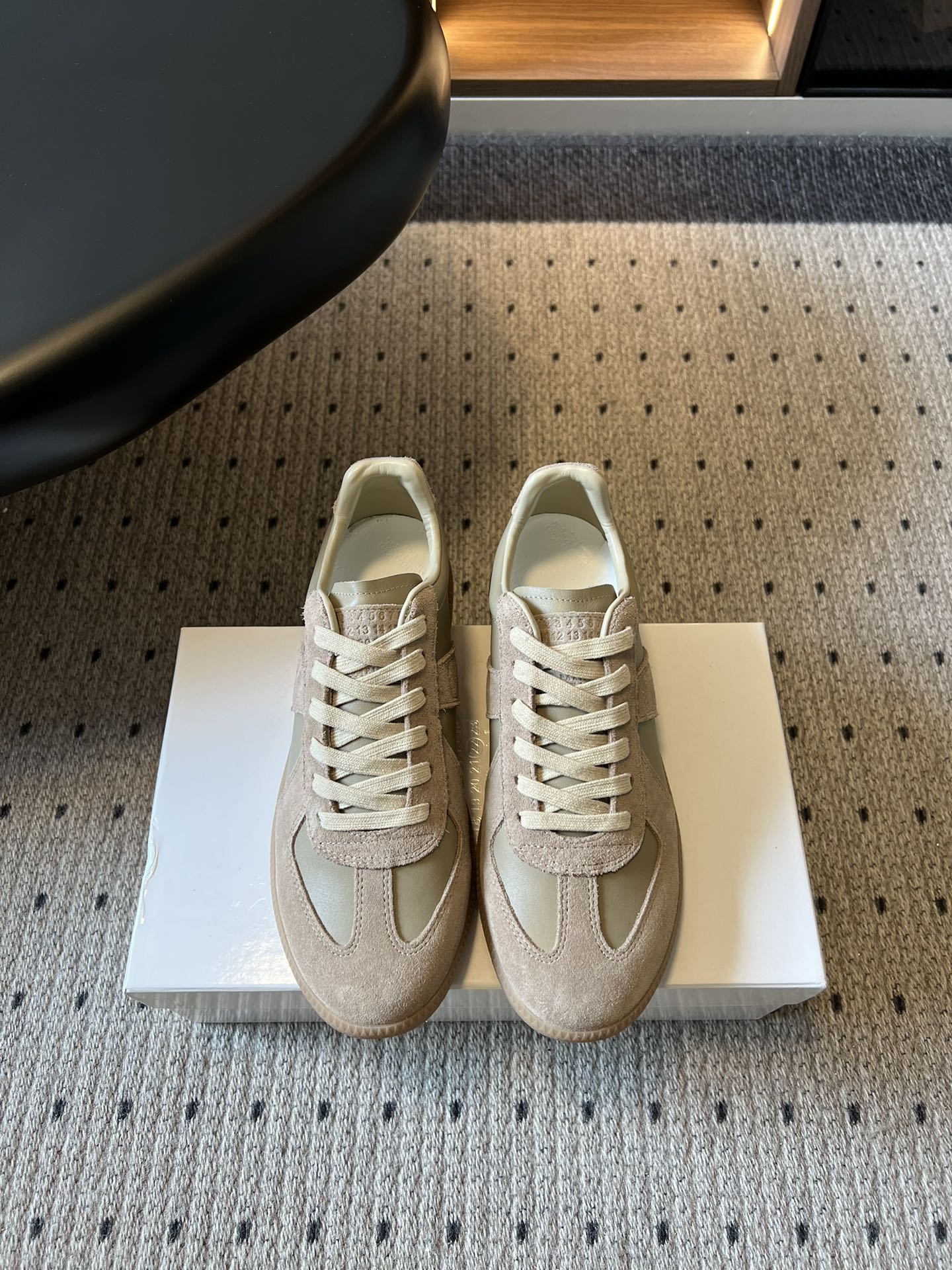 NO:784901,Top quality Maison Margiel*26SS new retro moral training shoes for spring and summer. The evergreen model has a retro and relaxed feel. This pair directly welds low-key texture and versatile attributes to the feet!  The design perfectly hits the core point of retro aesthetics. The classic shoe shape is matched with neat splicing lines, which is self-recognizable without being overly ostentatious. The soft color matching has a low-saturated atmosphere. Whether it is paired with casual wear or light commuting wear, it can easily be worn with the same texture as the blogger. In terms of details, the texture is stretched to the extreme. The delicate workmanship and material splicing instantly enhance the style of the entire pair of shoes. They are low-key and unobtrusive, with a retro and high-end atmosphere.  Cowhide upper, cowhide lining, outsole, original molded outsole, size 35-46 (customized size 46 is non-refundable), heel height 2.5cm, casual shoes/sports shoes, sneakers, cowhide19860909顶级品质 Maison Margiel*26SS 春夏新款复古德训鞋 自带复古松弛感的万年青款,这双直接把低调质感与百搭属性焊在了脚上！设计上完美踩中了复古审美的核心点,经典的鞋型搭配利落的拼接线条,自带辨识度的同时又不会过分张扬,柔和的配色自带低饱和氛围感,不管是搭配休闲装还是轻通勤穿搭,都能轻松穿出毫不费力的博主同款质感. 细节上更是把质感拉到极致,细腻的做工和材质拼接让整双鞋的格调瞬间提升,低调又不张扬,自带复古高级氛围. 鞋面牛皮 内里牛皮 大底原版开模大底 size35-46码（46码定制不退换） 跟高2.5cm,休闲鞋/运动鞋,sneakers,cowhide,Women's Shoes
