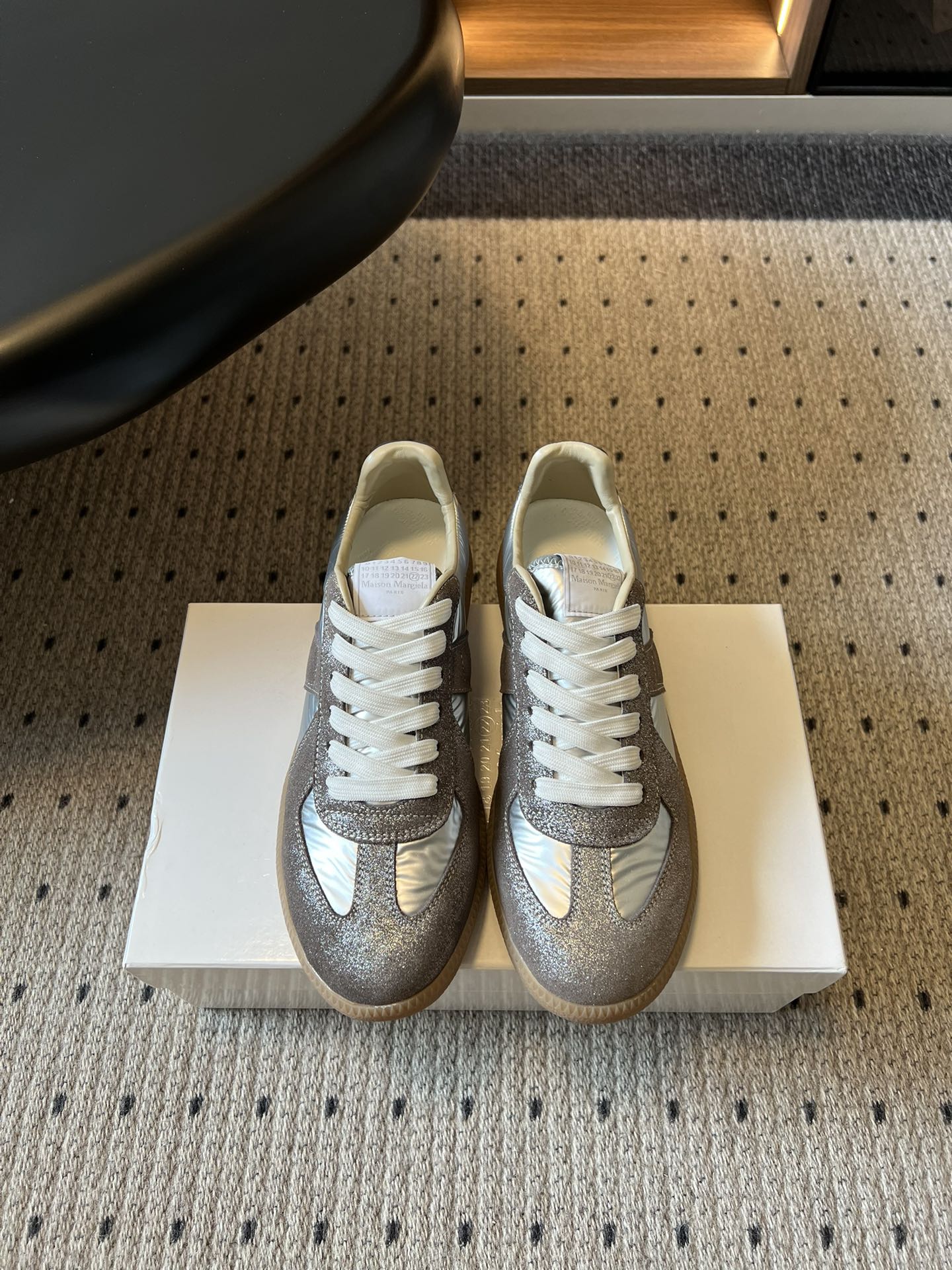 NO:784897,Top quality Maison Margiel*26SS new retro moral training shoes for spring and summer. The evergreen model has a retro and relaxed feel. This pair directly welds low-key texture and versatile attributes to the feet!  The design perfectly hits the core point of retro aesthetics. The classic shoe shape is matched with neat splicing lines, which is self-recognizable without being overly ostentatious. The soft low-saturation/metallic color scheme has a sense of atmosphere. Whether it is paired with casual wear or light commuting wear, it can easily be worn with the same texture as the blogger effortlessly.  The foot feel experience is also completely online. The soft soles feel like stepping on clouds. There is no hard feeling at all, and the feet will not be tired after walking for a long time. The design fits the foot shape and is not picky about the foot shape. Sisters with various foot widths and thin feet can easily control it. The upper is cowhide and the lining is cowhide. The outsole is original molded outsole size 35-46 (customized size 46 is not returnable)  Heel height 2.5cm, casual shoes/sports shoes, sneakers, cowhide19860909顶级品质 Maison Margiel*26SS 春夏新款复古德训鞋 自带复古松弛感的万年青款,这双直接把低调质感与百搭属性焊在了脚上！设计上完美踩中了复古审美的核心点,经典的鞋型搭配利落的拼接线条,自带辨识度的同时又不会过分张扬,柔和的低饱和/金属配色自带氛围感,不管是搭配休闲装还是轻通勤穿搭,都能轻松穿出毫不费力的博主同款质感. 脚感体验也完全在线,软乎乎的鞋底踩上去像踩在云朵上一样,完全不会有硬邦邦的感觉,久走也不会累脚,贴合脚型的设计不挑脚型,各种脚宽、脚瘦的姐妹都能轻松驾驭. 鞋面牛皮 内里牛皮 大底原版开模大底 size35-46码（46码定制不退换） 跟高2.5cm,休闲鞋/运动鞋,sneakers,cowhide,Women's Shoes