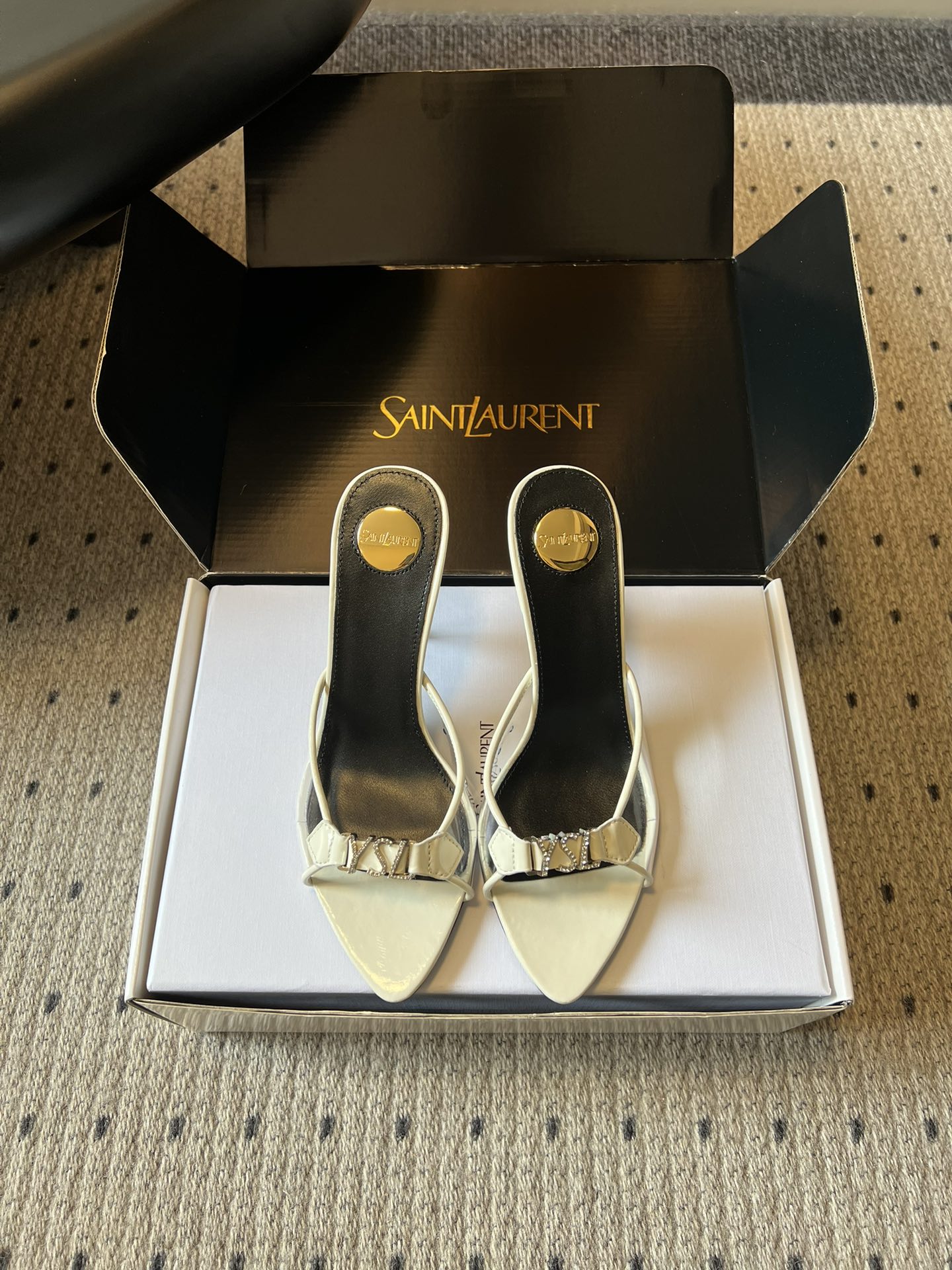 NO:784507,Saint Lauren*26SS new spring and summer pointed toe stiletto sandals are summer high-heeled models with a cool and elegant feel. This pair directly brings French sex appeal and high-end texture!  The design perfectly captures the aesthetic point of fashion stars. It is embellished with iconic brand elements and has low-key recognition. The pointed-toe shoe shape is matched with a thin strap design, which can not only lengthen the leg line, but also has an effortless and lazy sexiness. Whether it is paired with a commuting outfit or a date skirt, it can easily create a beautiful and sassy atmosphere.  It can be called an all-rounder in matching scenarios. Pair it with suit pants or skirts for daily commuting, which is neat and stylish; pair it with a dress or wide-leg pants for a date, which instantly enhances sophistication and femininity. Upper butter leather/film Lining sheepskin Outsole Italian genuine leather outsole Size 35-40 (customized size 40 is non-refundable) Heel height 8cm, high heels and slippers, saint laurent, high heels, slippers, skirts, business suit, sheepskin, Leather soles19860909Saint Lauren*26SS春夏新款尖头细跟凉拖 自带冷艳贵气感的夏日高跟款,这双直接把法式性感和高级质感拉满！设计上完美踩中了时髦星人的审美点,标志性的品牌元素点缀,自带低调的辨识度,尖头鞋型搭配细带设计,既能拉长腿部线条,又自带毫不费力的慵懒性感,不管是搭配通勤装还是约会裙装,都能轻松穿出又美又飒的氛围感. 搭配场景堪称万能选手,日常通勤搭配西装裤或半身裙,利落又有气场；约会搭配连衣裙或阔腿裤,瞬间提升精致度与女人味. 鞋面牛油皮/胶片 内里羊皮 大底意大利真皮大底 size35-40码（40码定制不退换） 跟高8cm,高跟鞋拖鞋,saint laurent,high heels,slippers,skirts,business suit,sheepskin,Leather soles,Women's Shoes